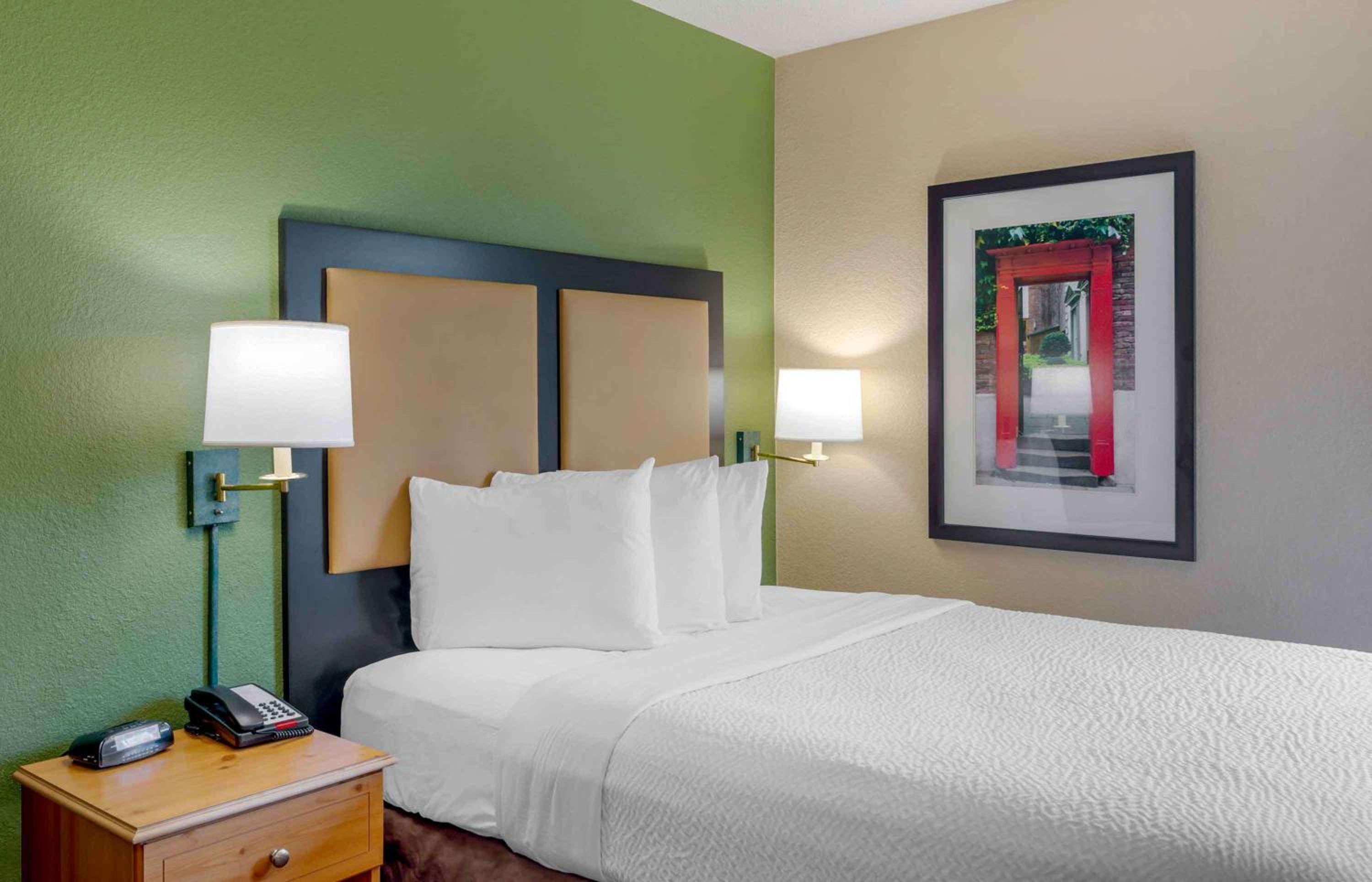 Queen studio with 1 Queen Bed - Disability Access/Non-Smoking - Photo 2