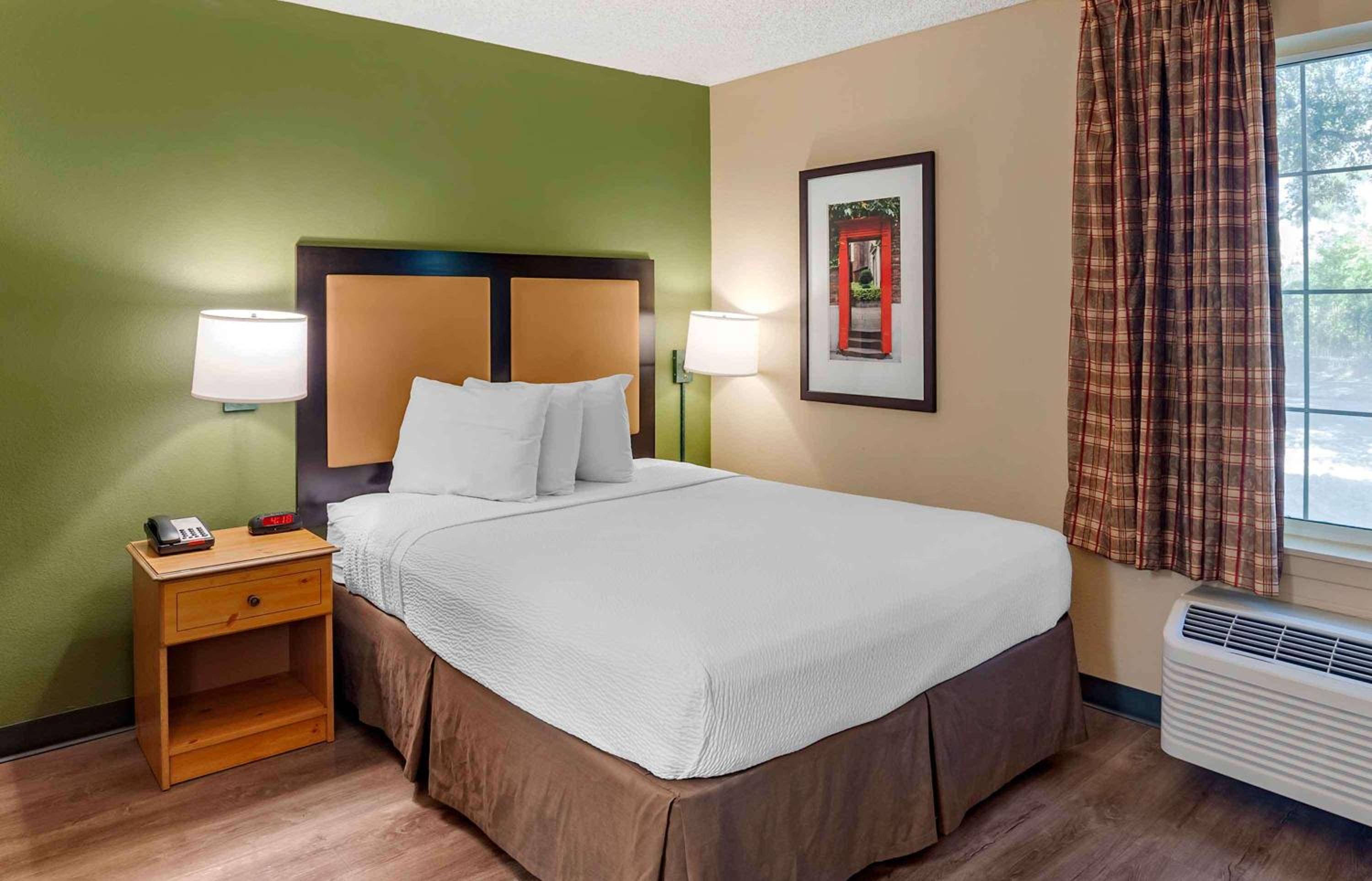Queen studio with 1 Queen Bed - Disability Access/Non-Smoking - Photo 1