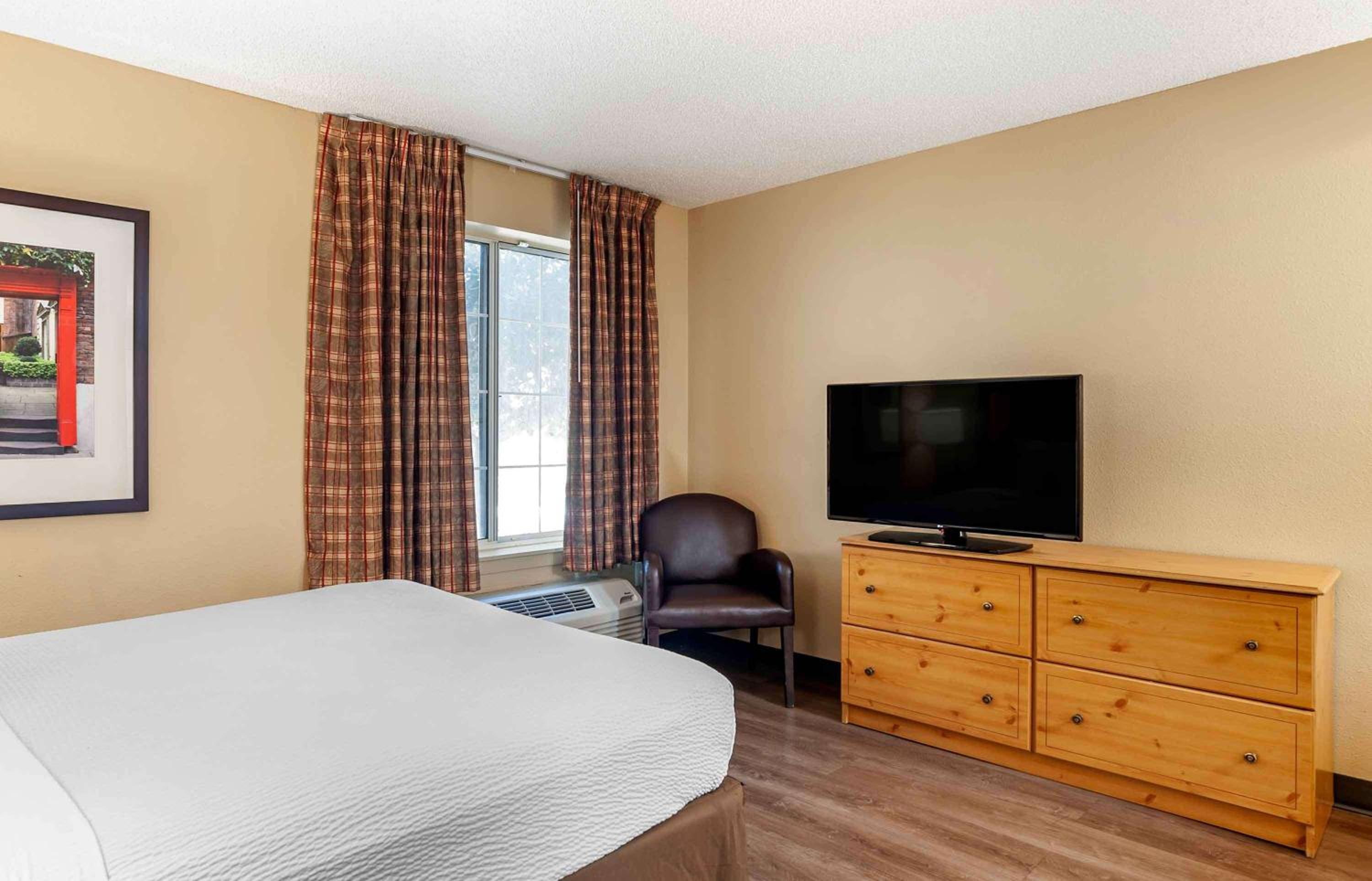 Queen studio with 1 Queen Bed - Disability Access/Non-Smoking - Photo 2