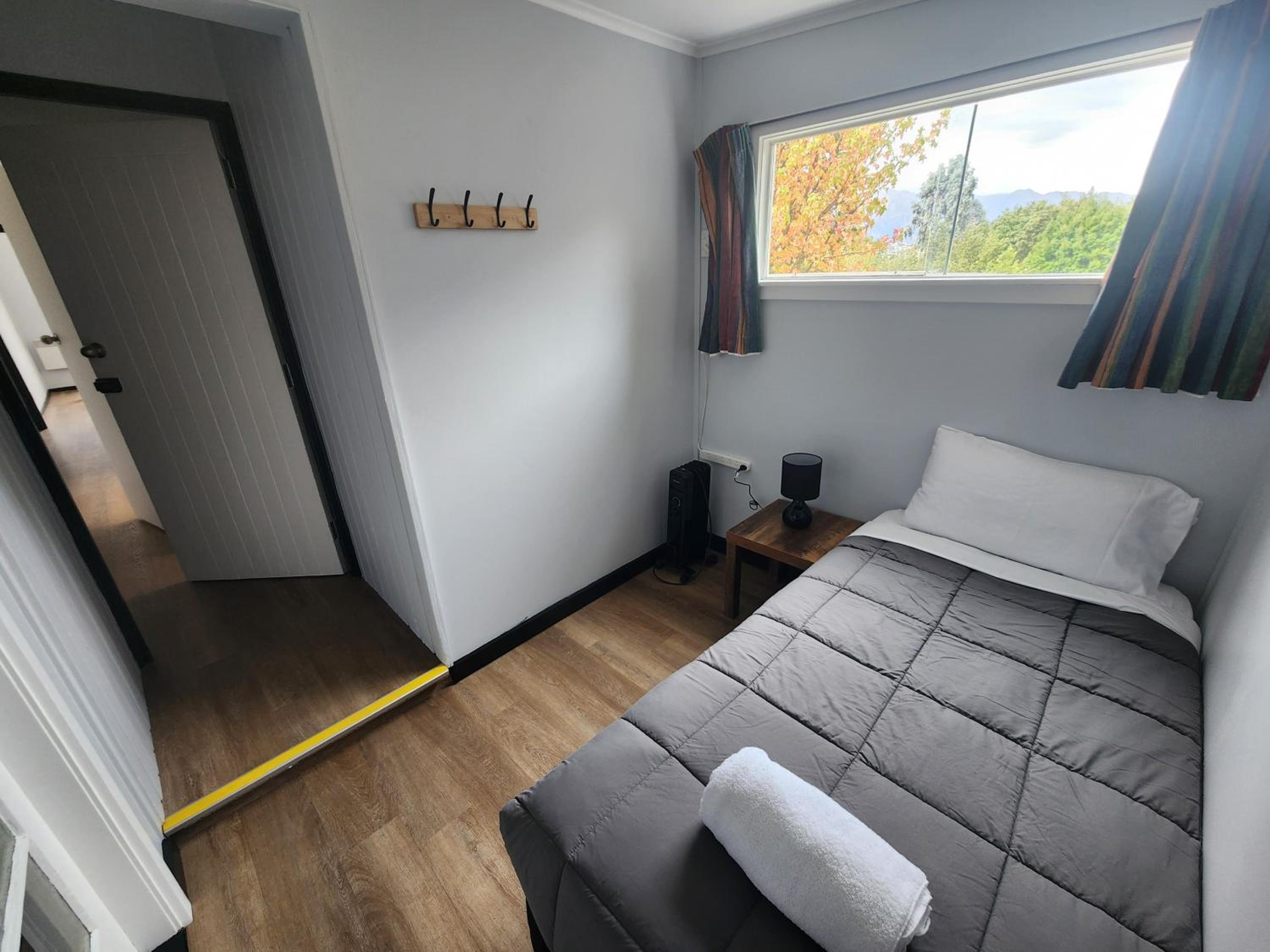 Budget Single Room with shared bathroom & kitchen