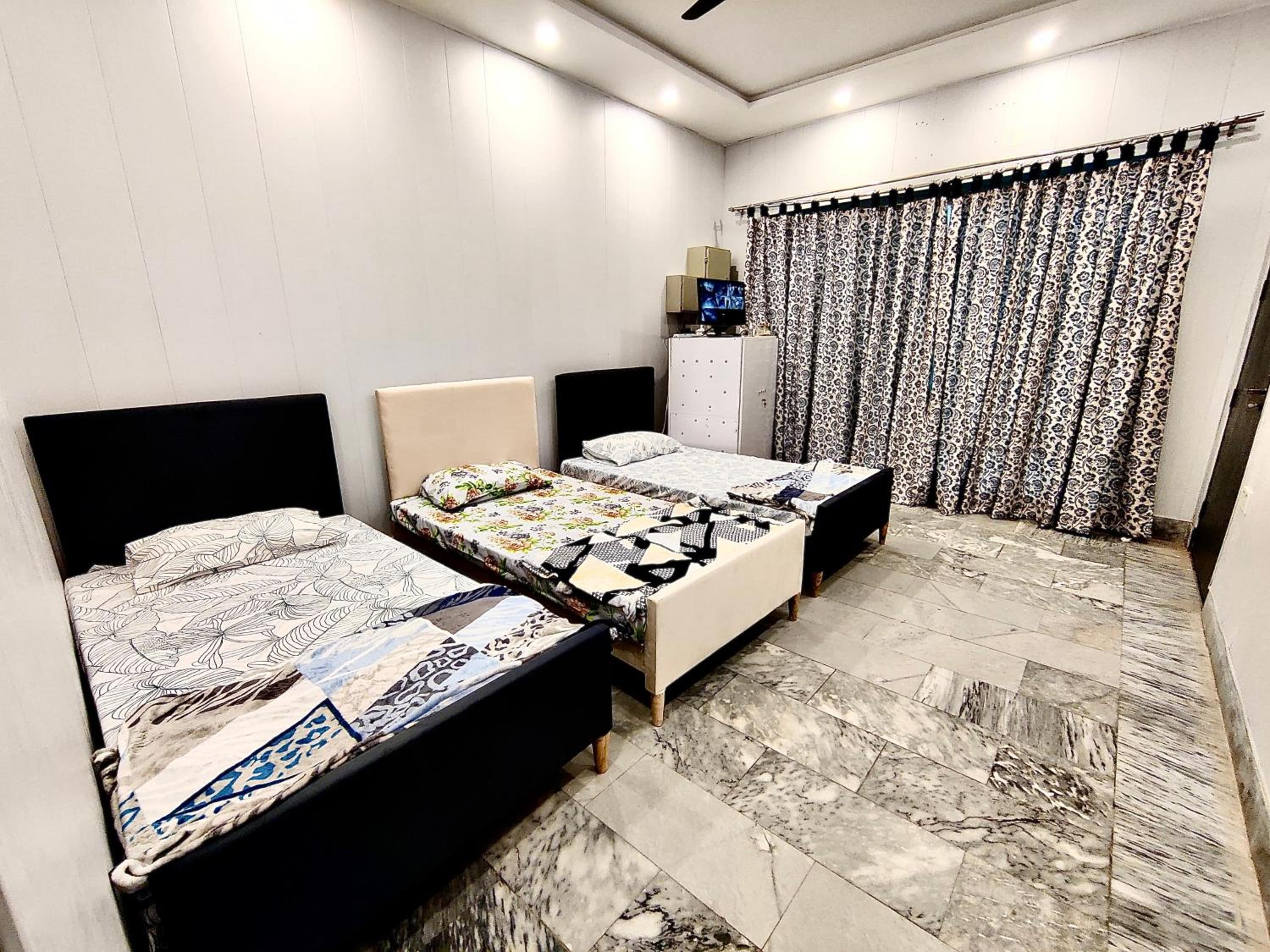 Economy Triple Room photo 2