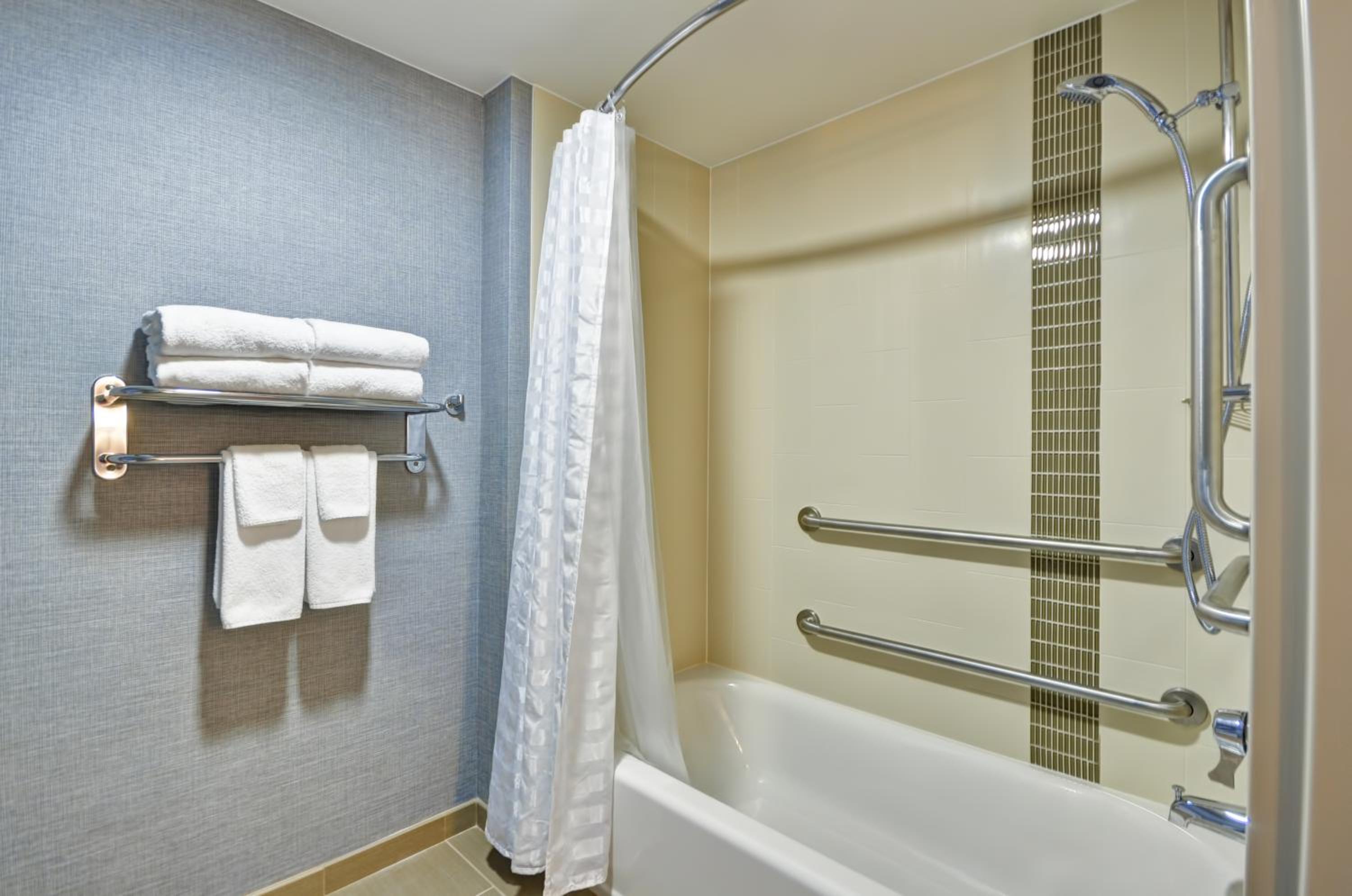 Double Room with Two Double Beds and Accessible Tub - Disability Access - Photo 8