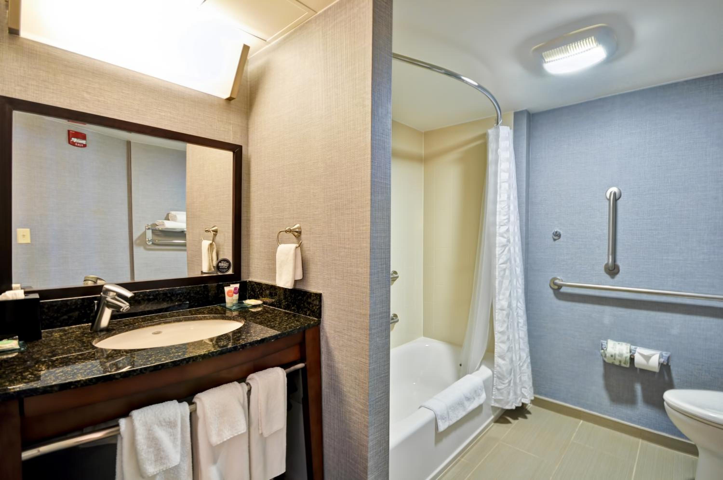 Double Room with Two Double Beds and Sofa Bed - Photo 6