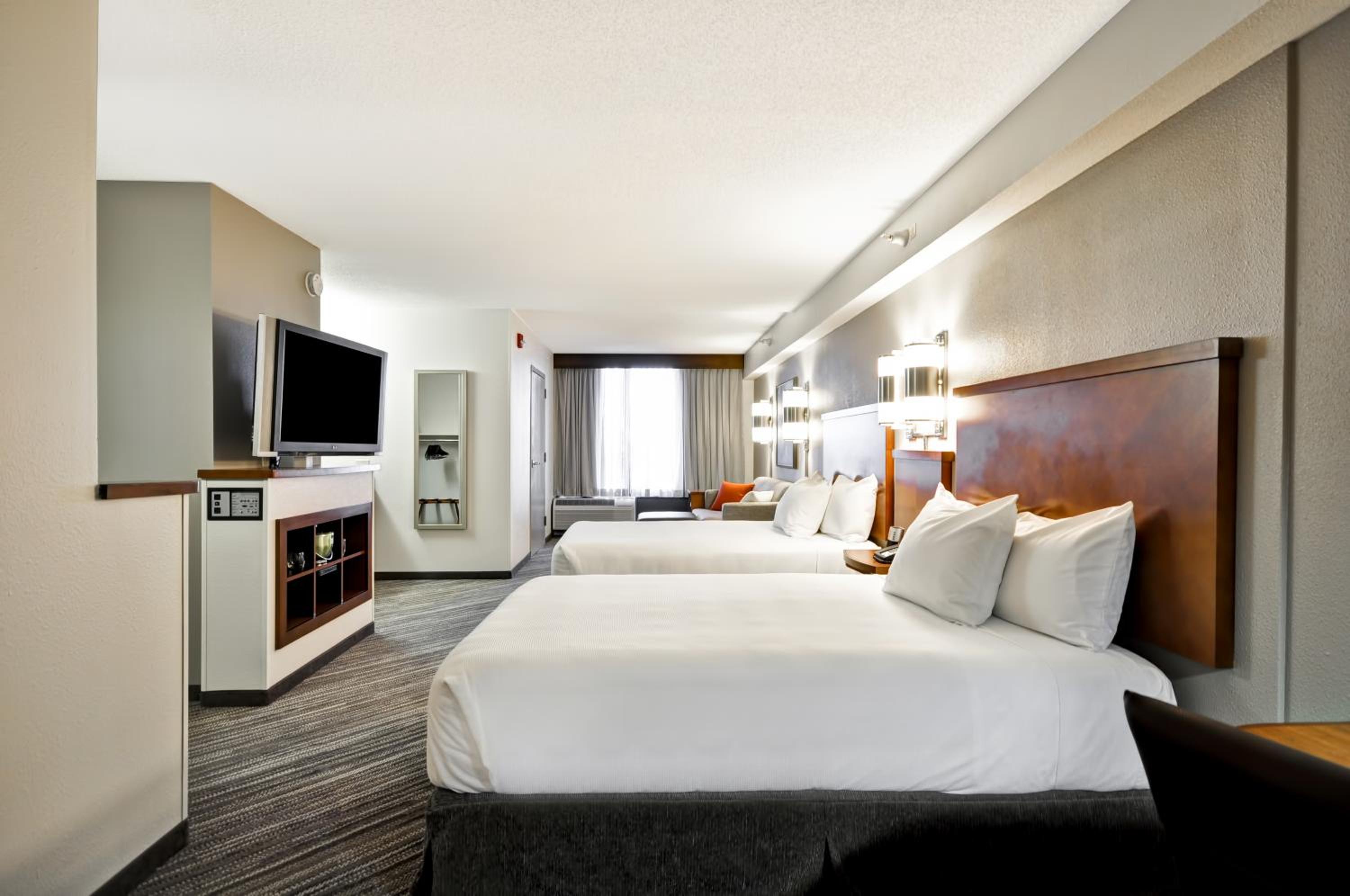 Double Room with Two Double Beds and Accessible Tub - Disability Access - Photo 9