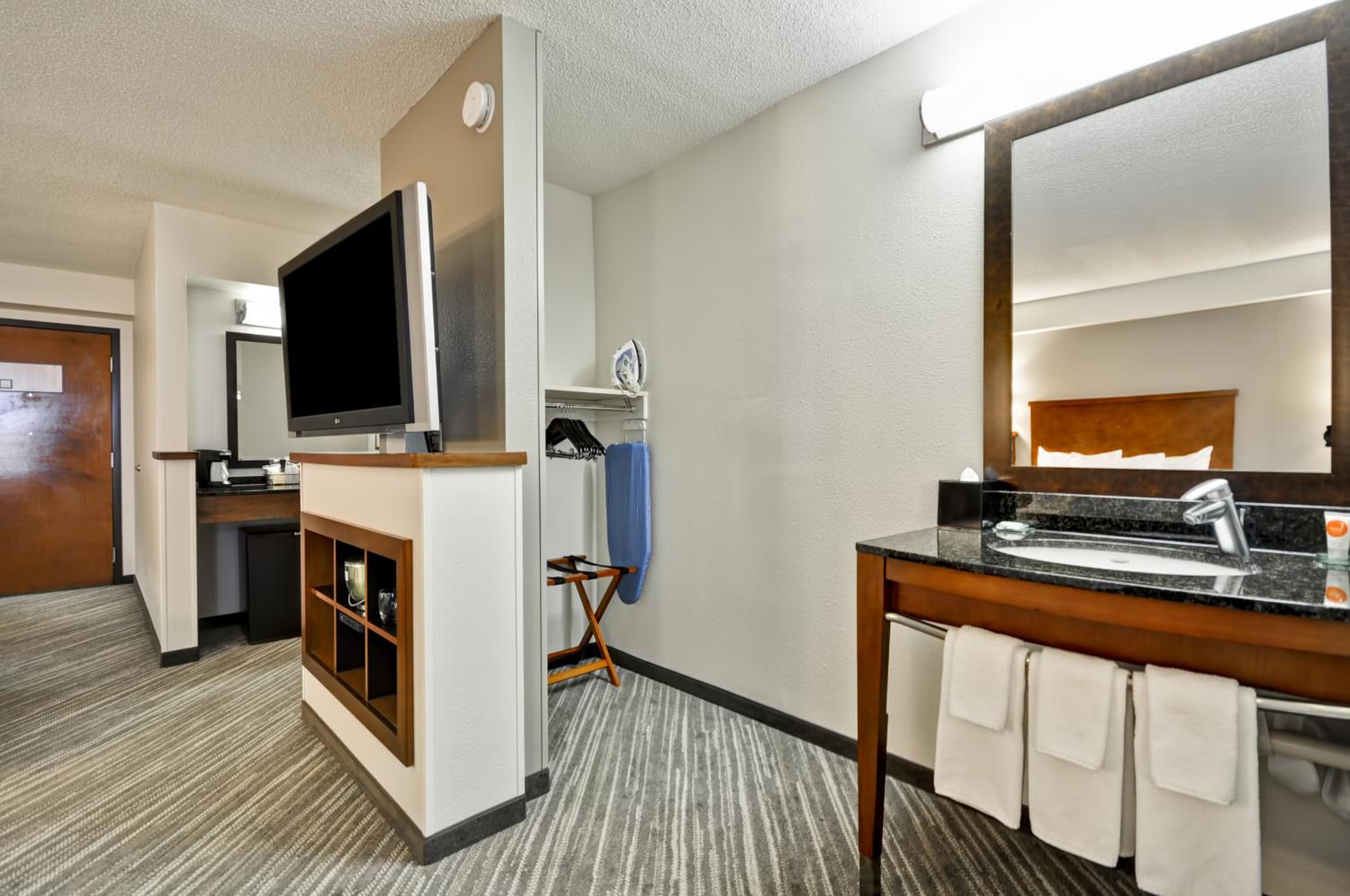Double Room with Two Double Beds and Accessible Tub - Disability Access - Photo 4