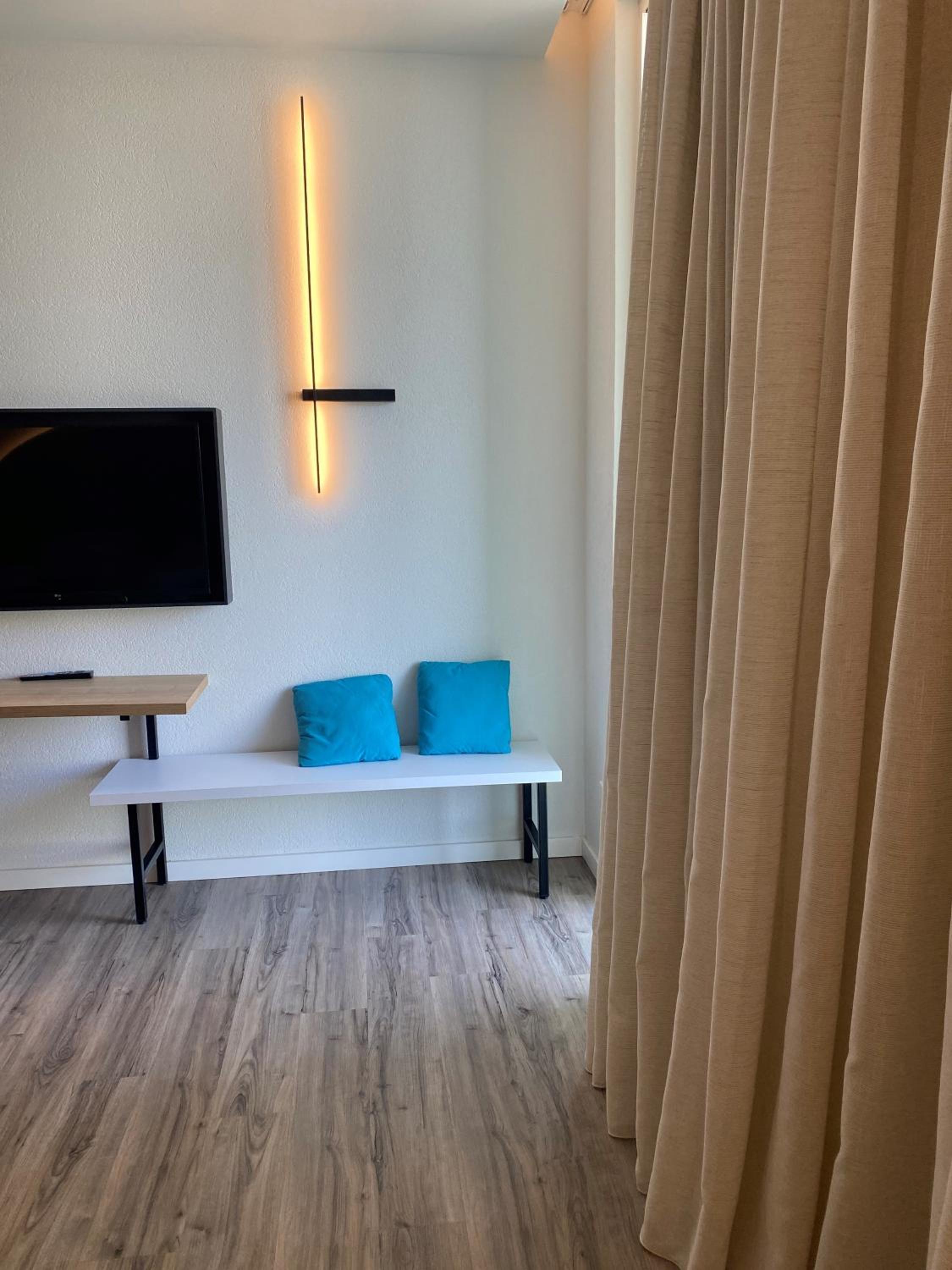 Twin Room - Disability Access - Photo 2