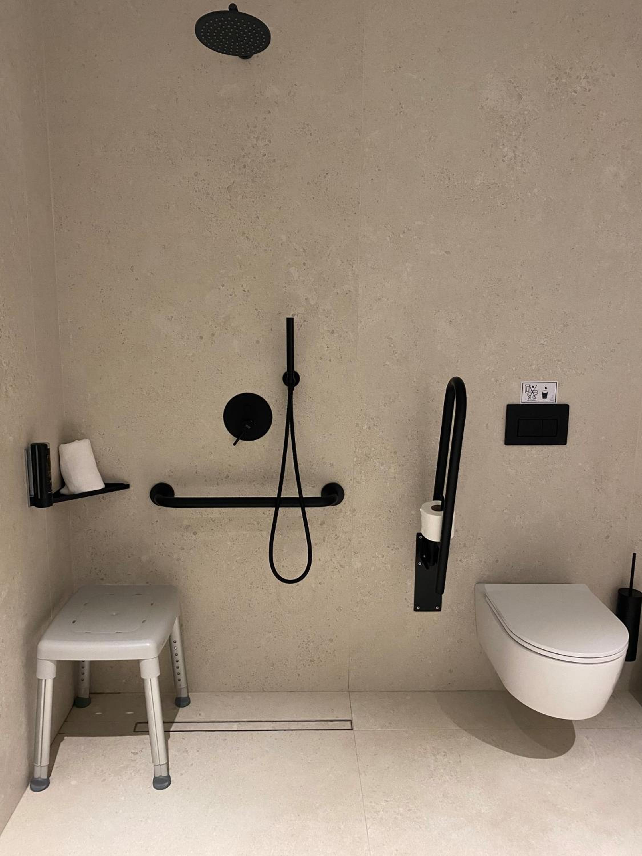 Twin Room - Disability Access - Photo 5