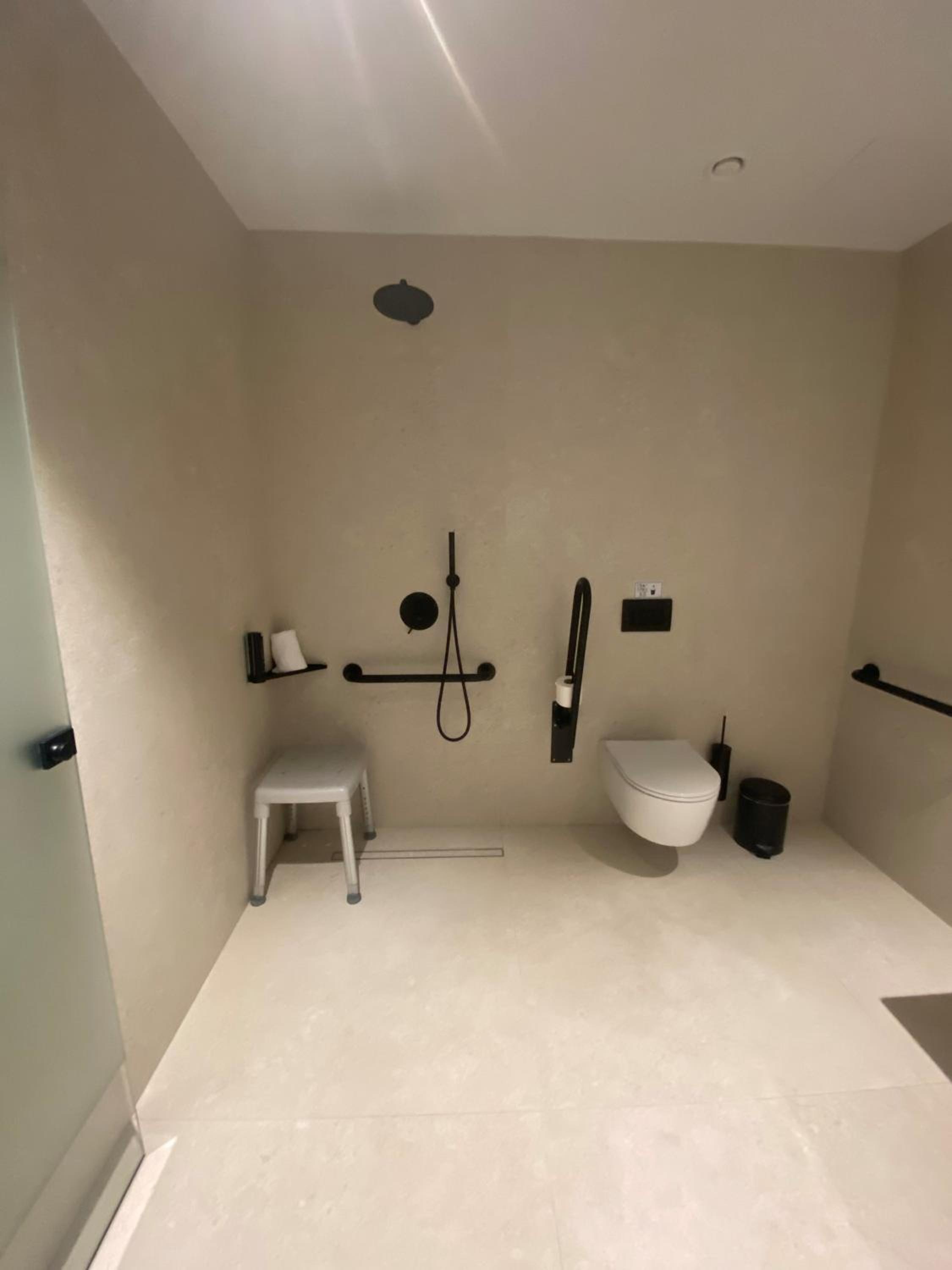 Twin Room - Disability Access - Photo 6