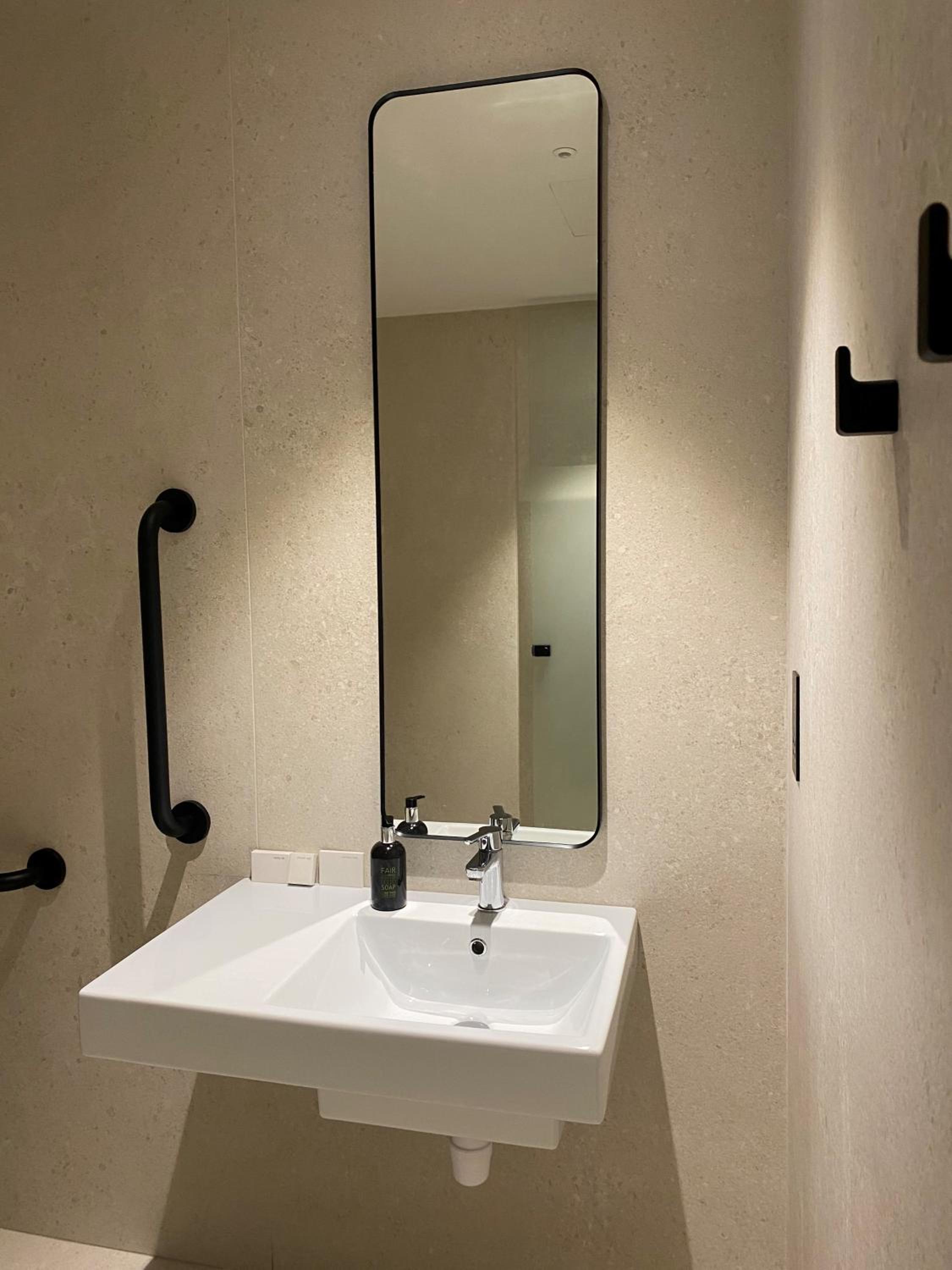 Twin Room - Disability Access - Photo 7