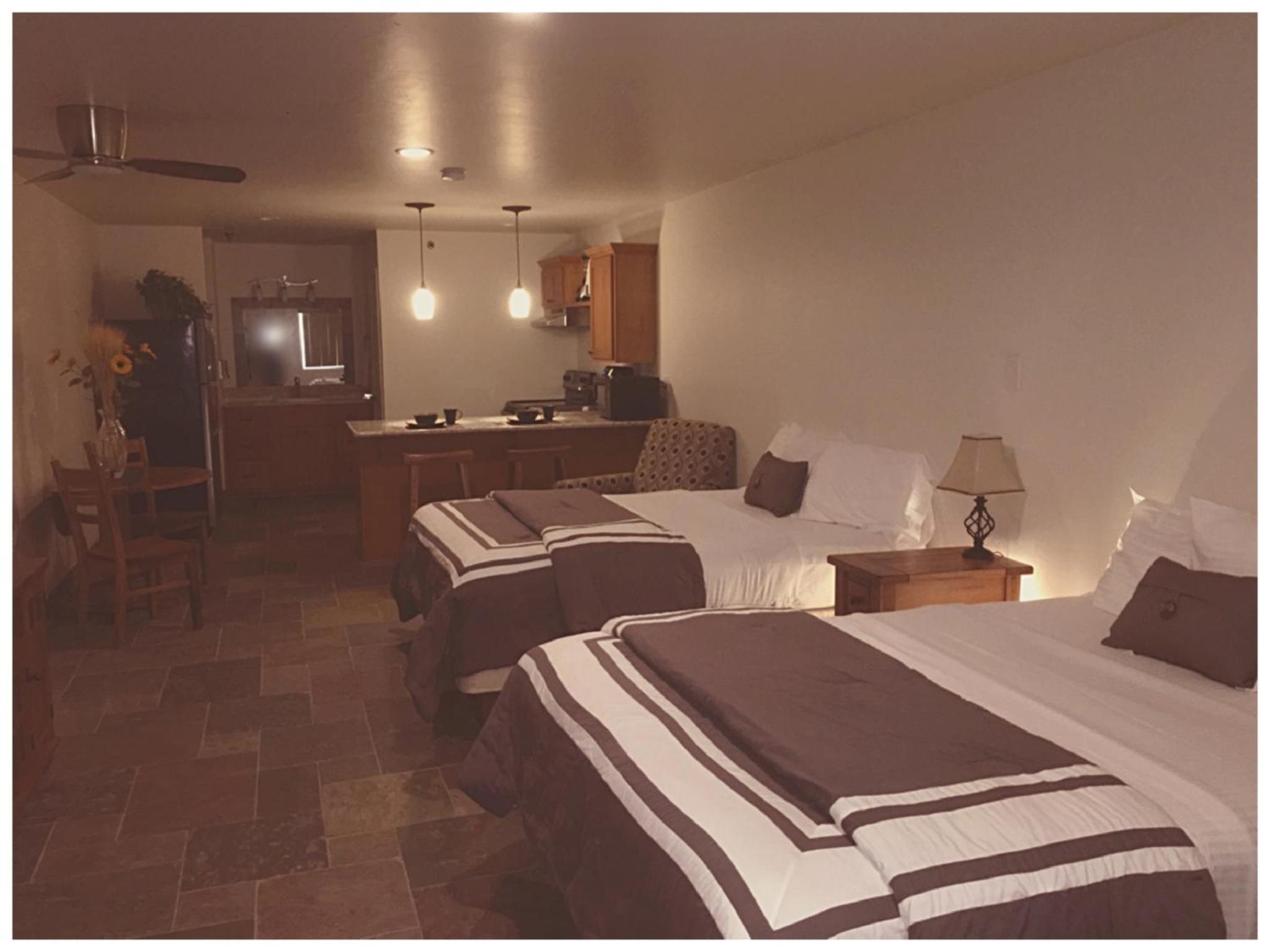 Deluxe Queen Suite - Photo 2