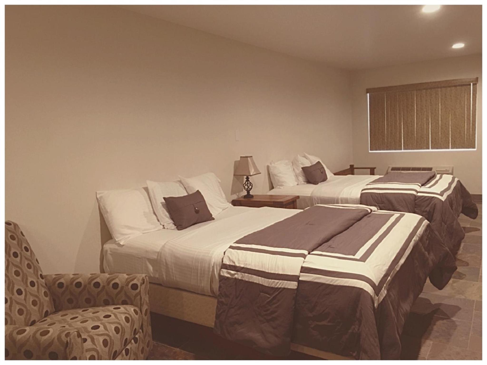 Deluxe Queen Suite - Photo 9