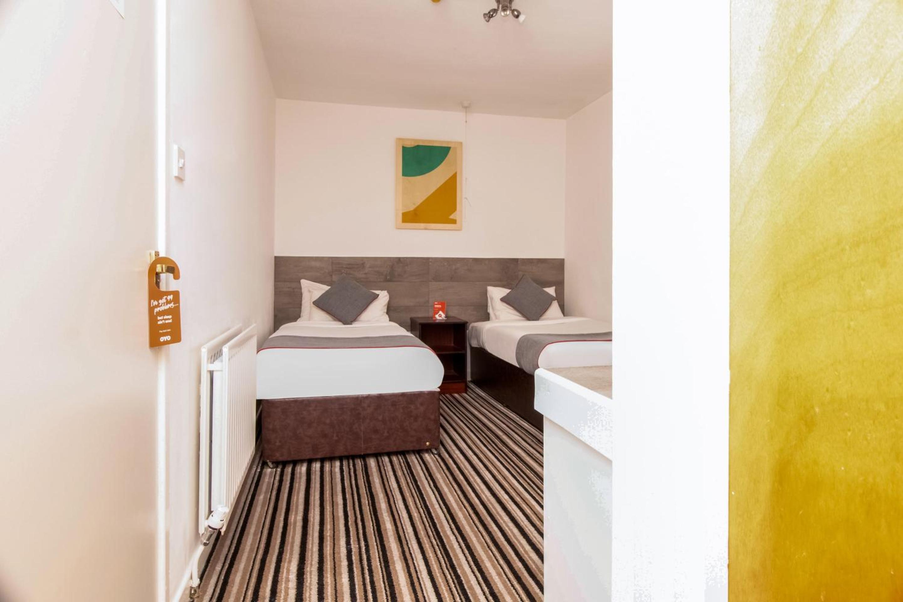 Standard Twin Room - Photo 3