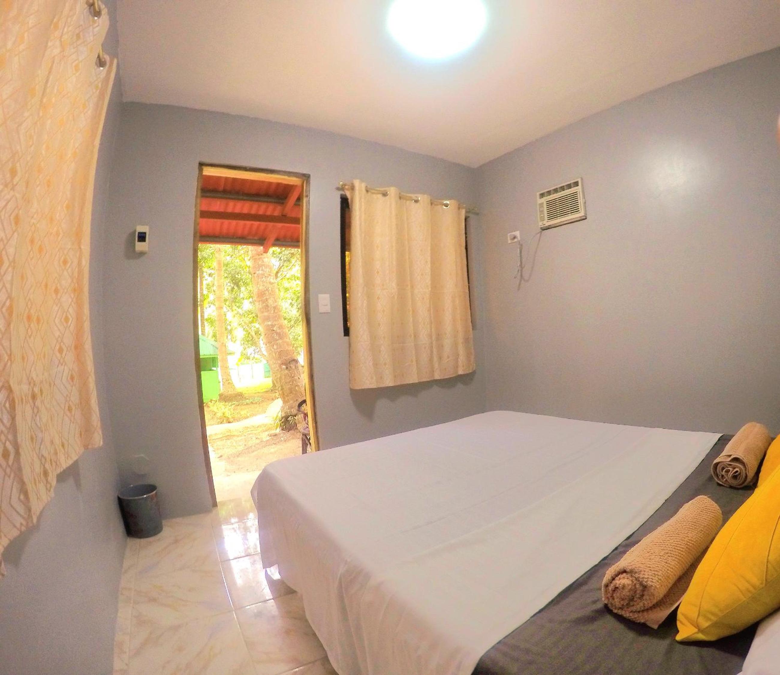 Deluxe Queen Room - Photo 8