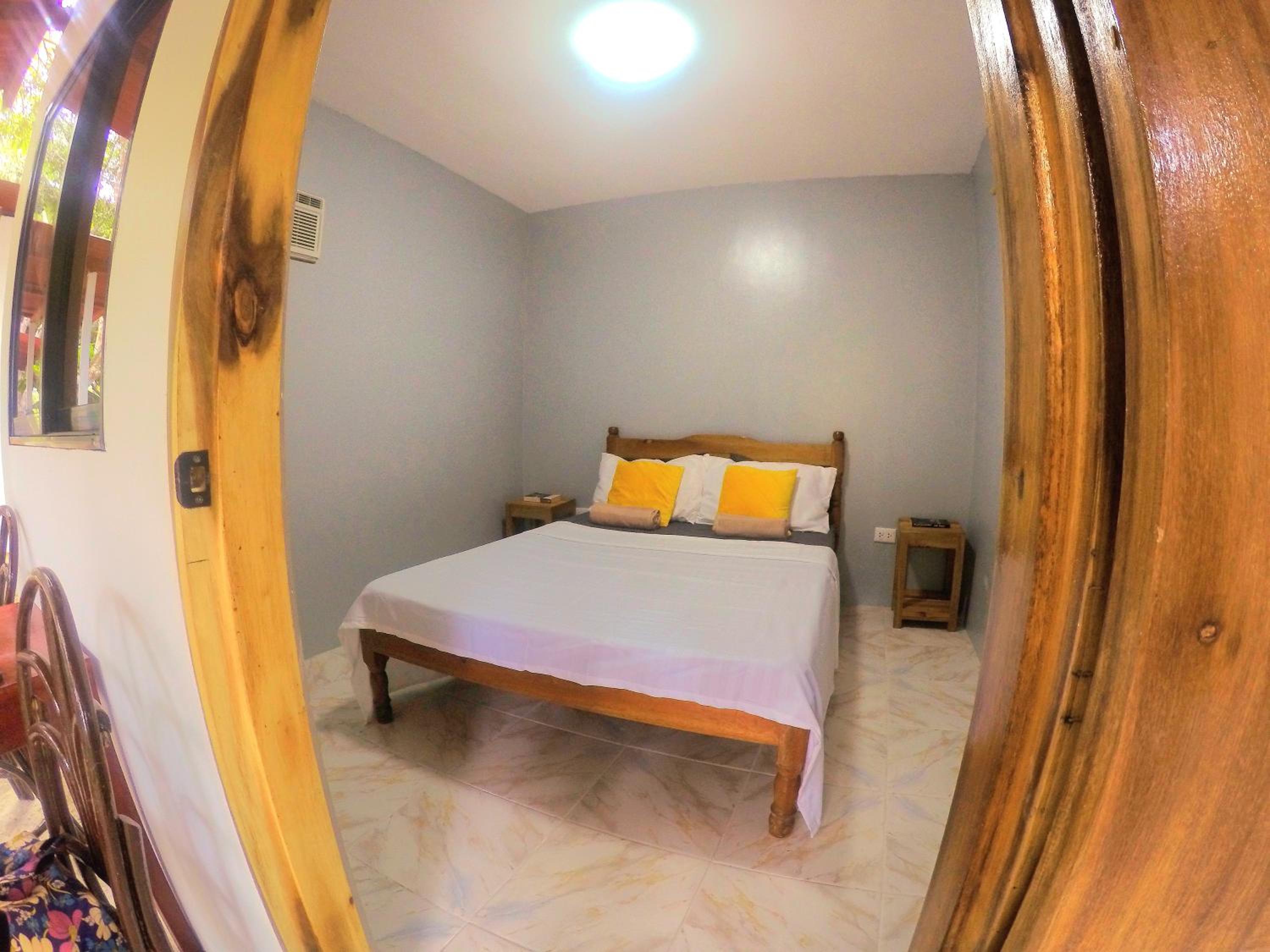 Deluxe Queen Room - Photo 10