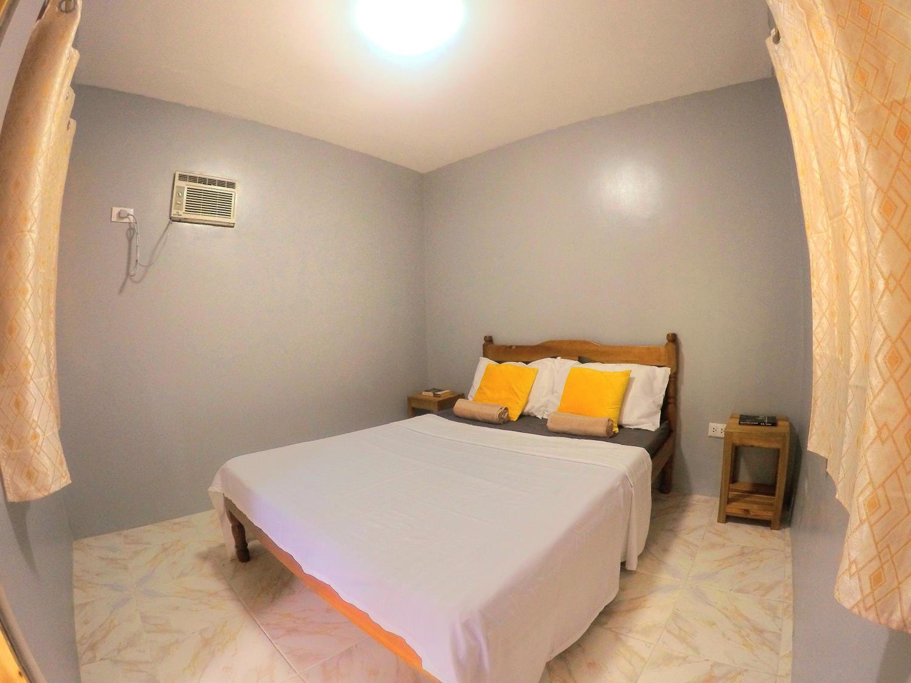 Deluxe Queen Room - Photo 11