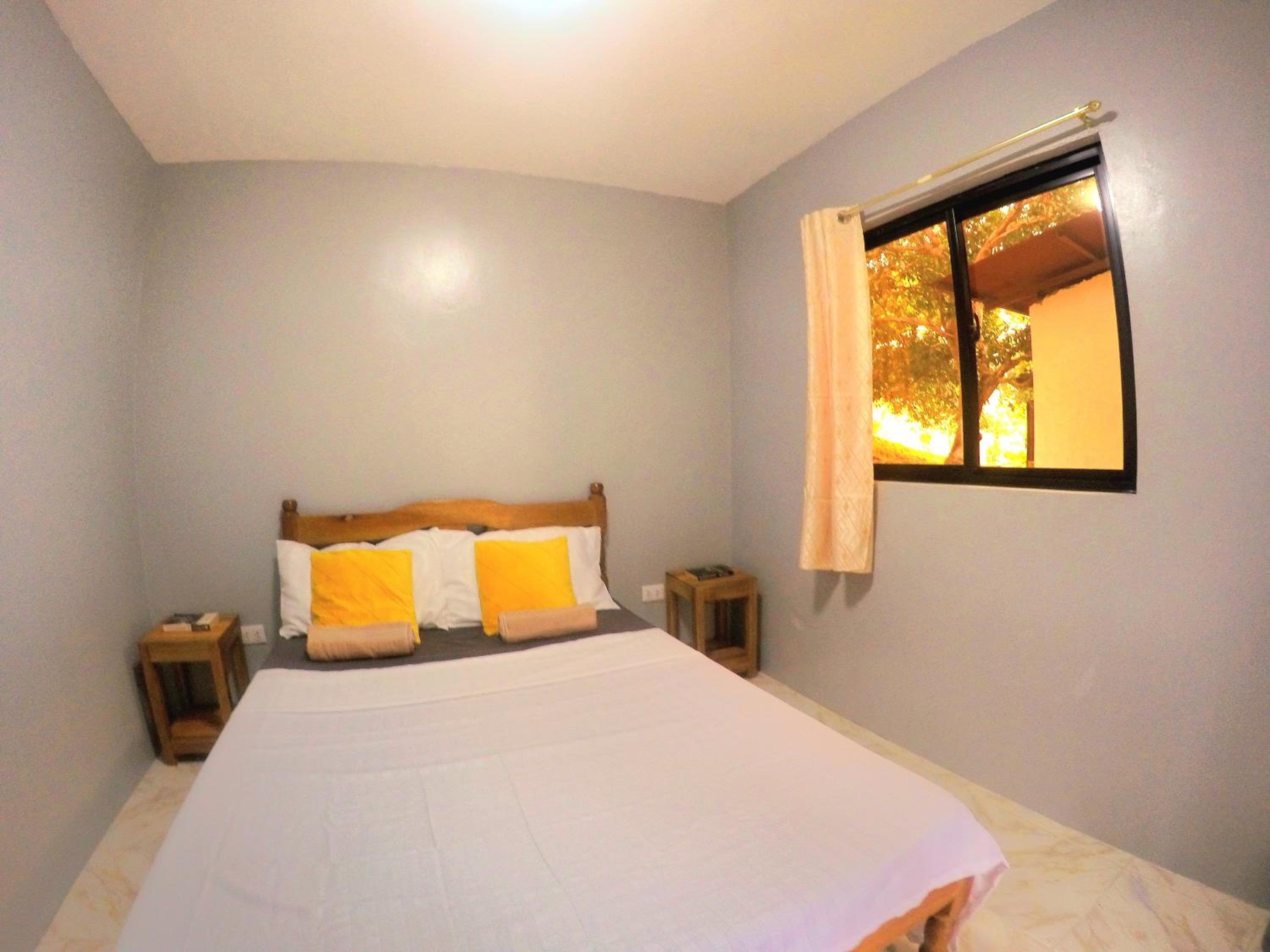 Deluxe Queen Room - Photo 12