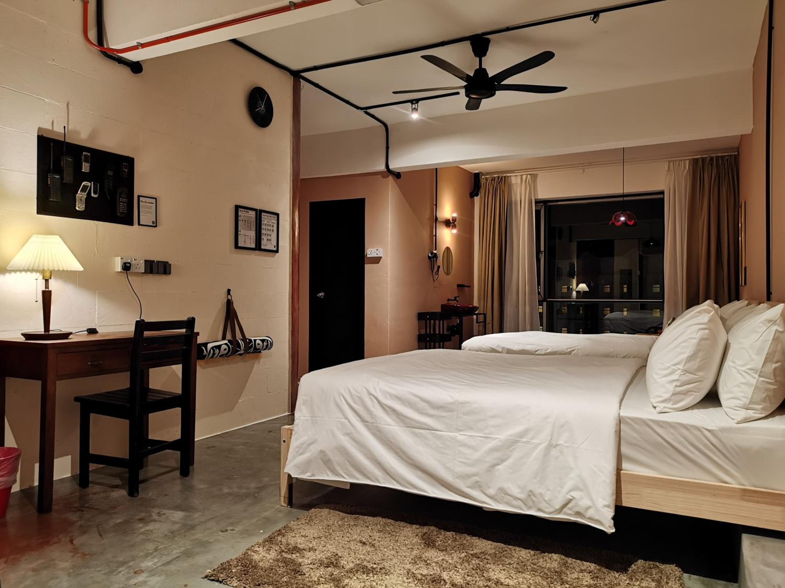 Quadruple Room with Private Bathroom - Photo 7