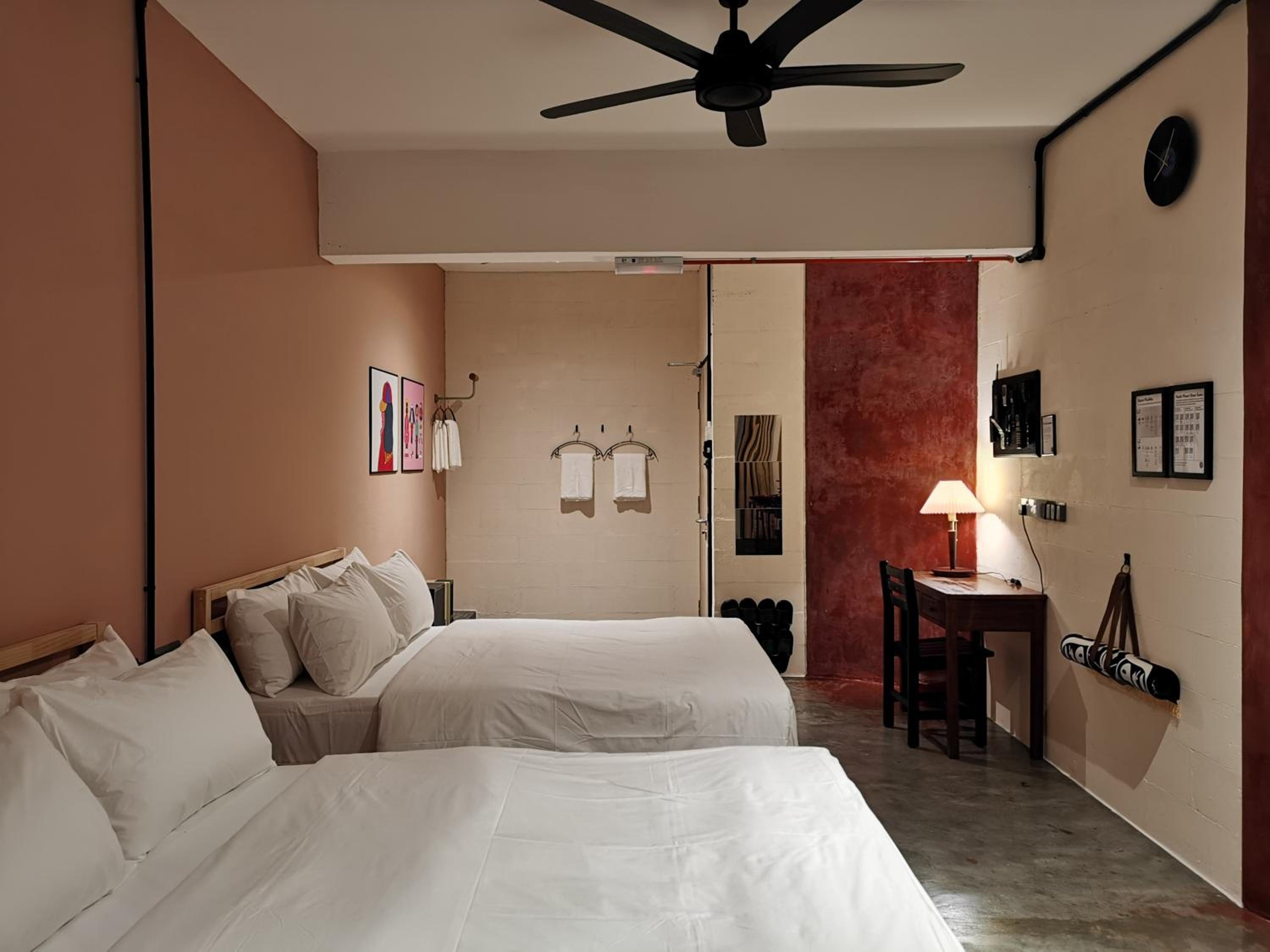 Quadruple Room with Private Bathroom - Photo 8