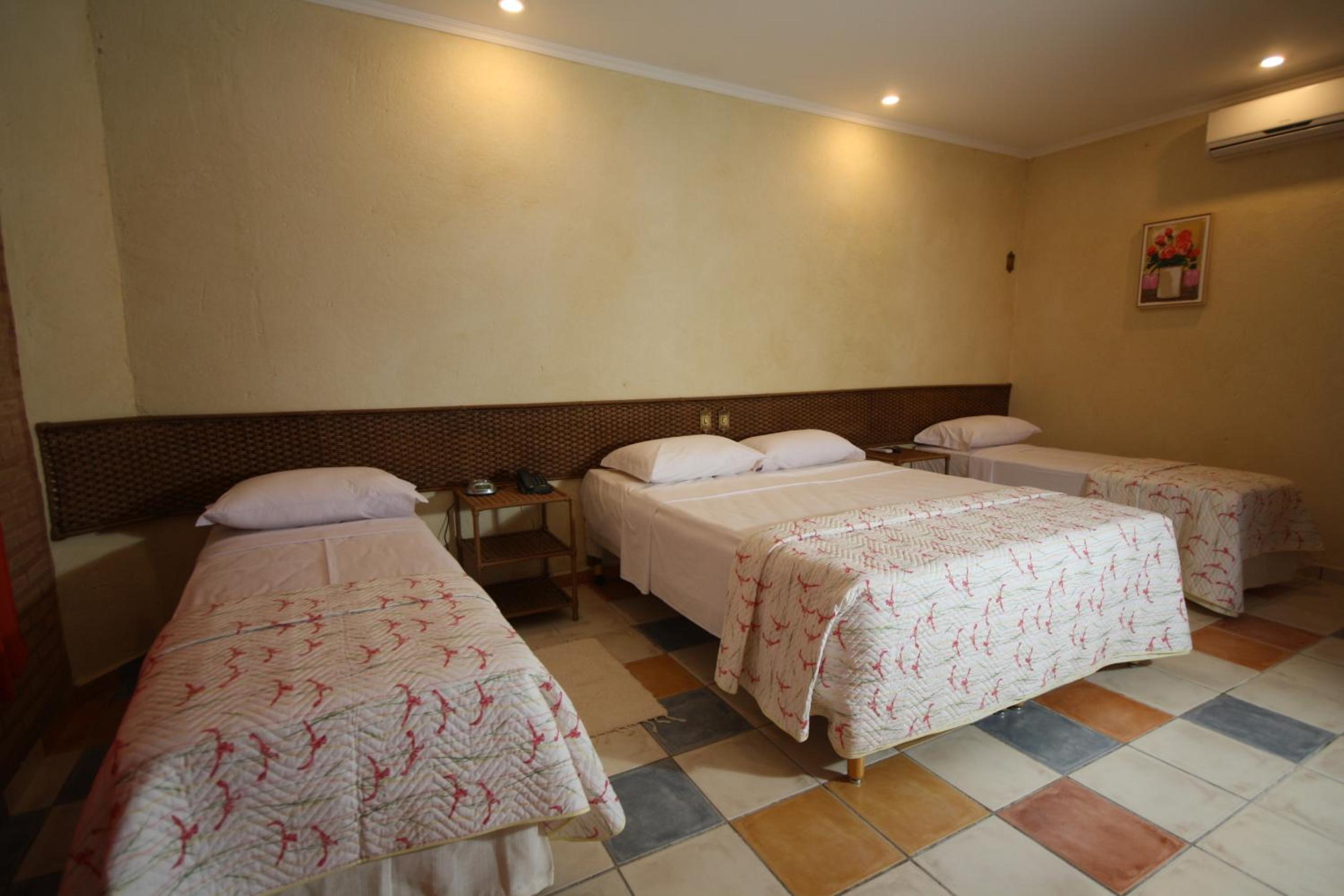 Quadruple Room with Pool View - Photo 7