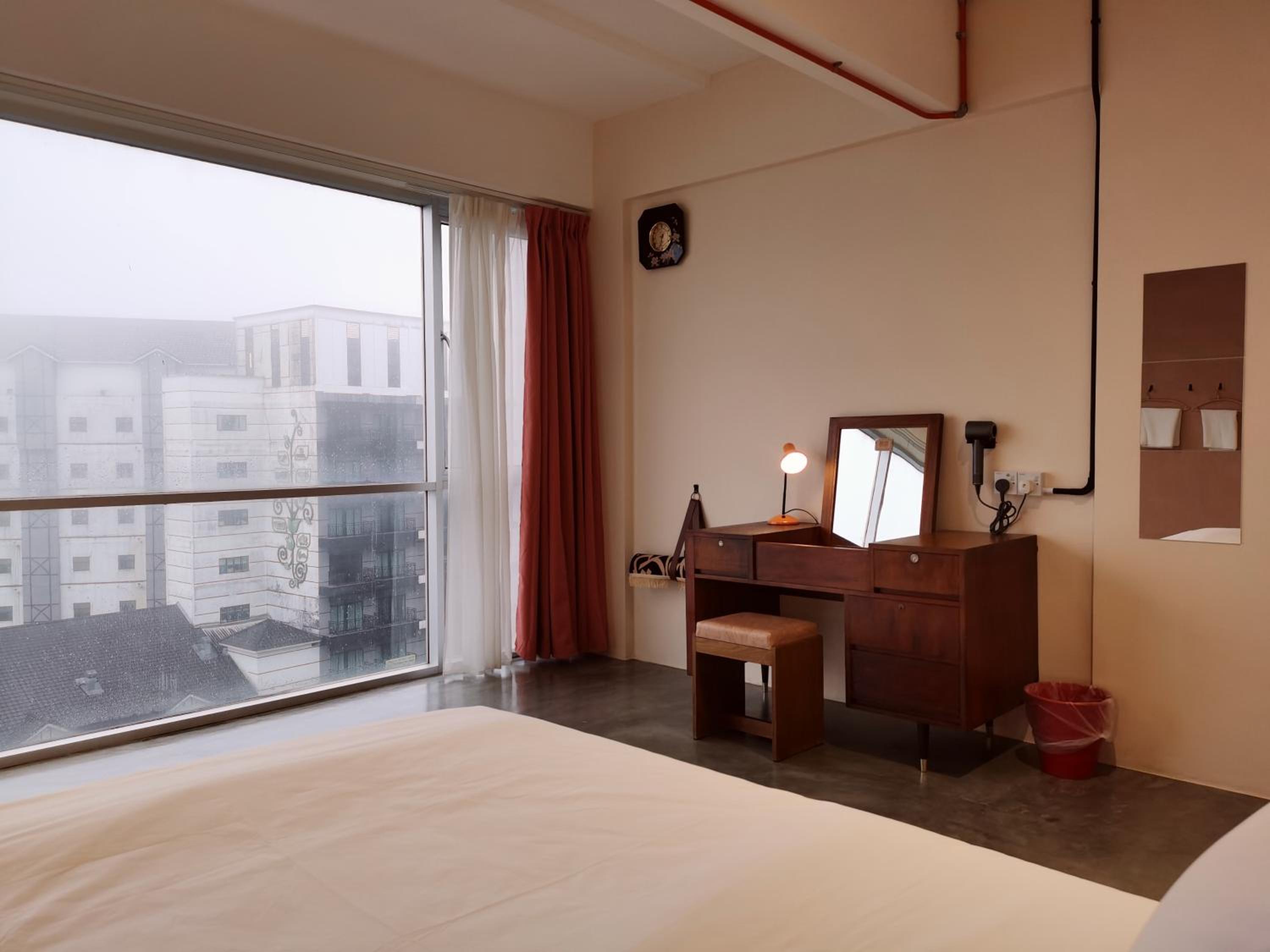 Deluxe Queen Room - Photo 16