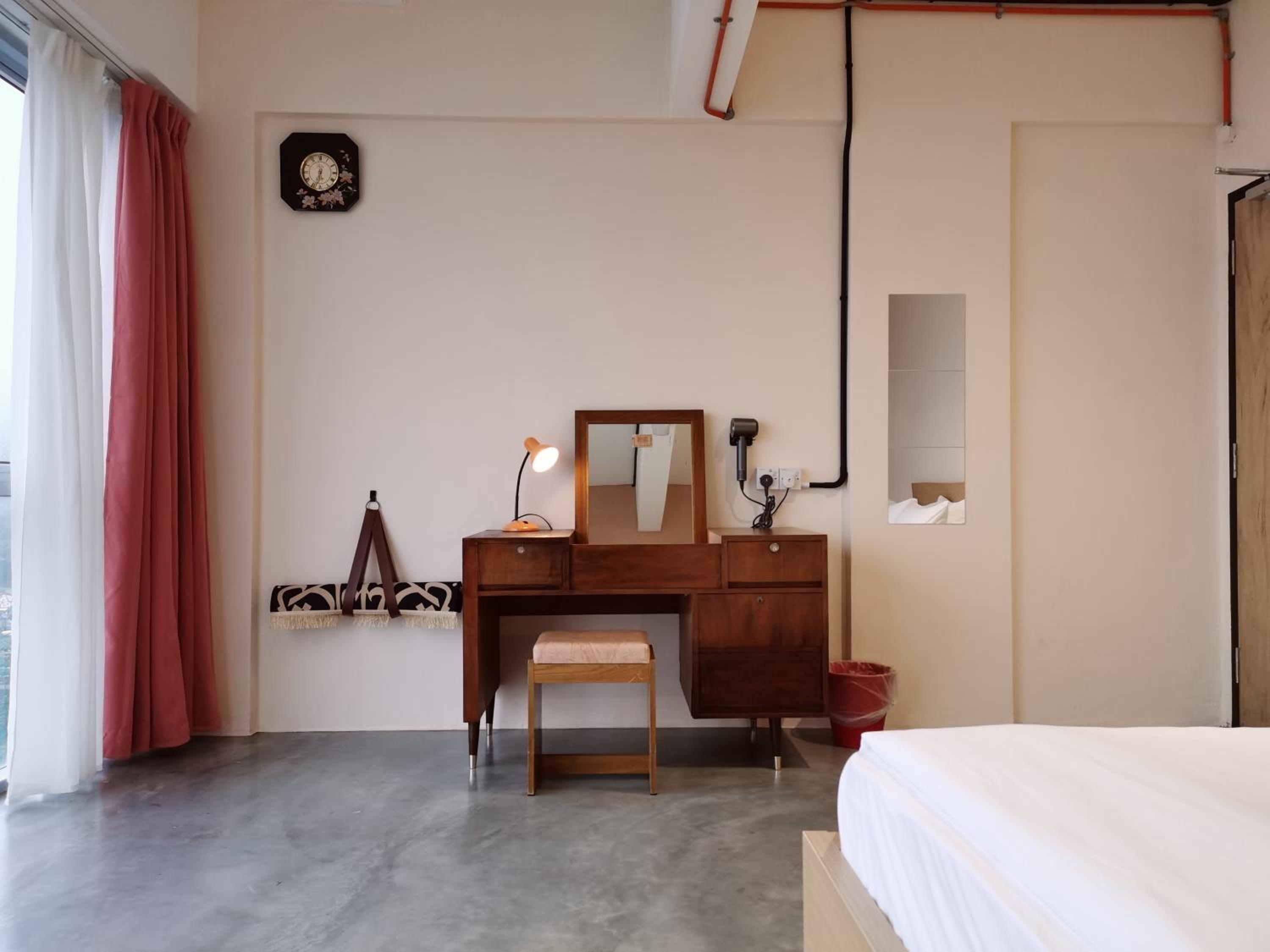 Deluxe Queen Room - Photo 17