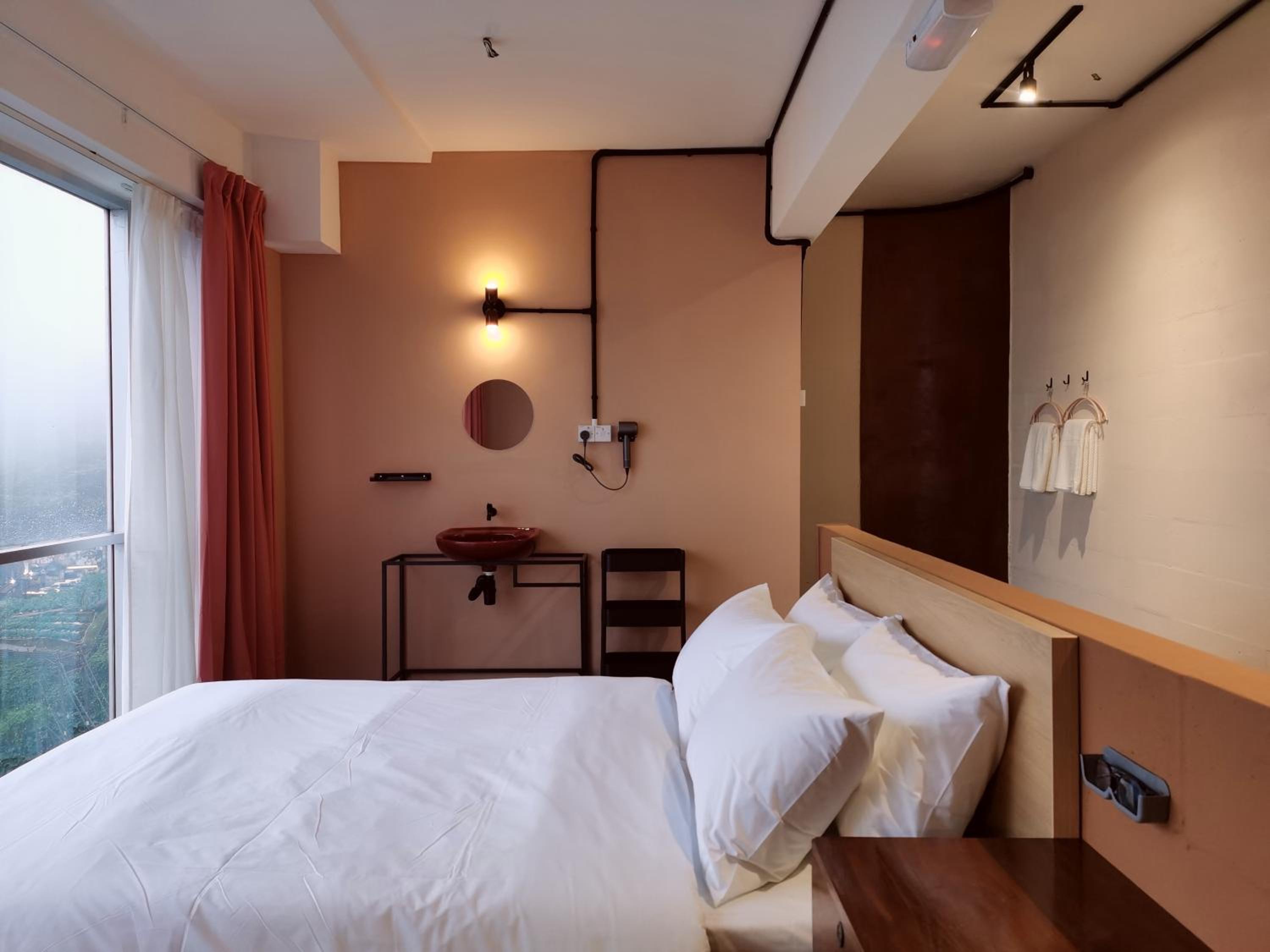 Deluxe Queen Room - Photo 6