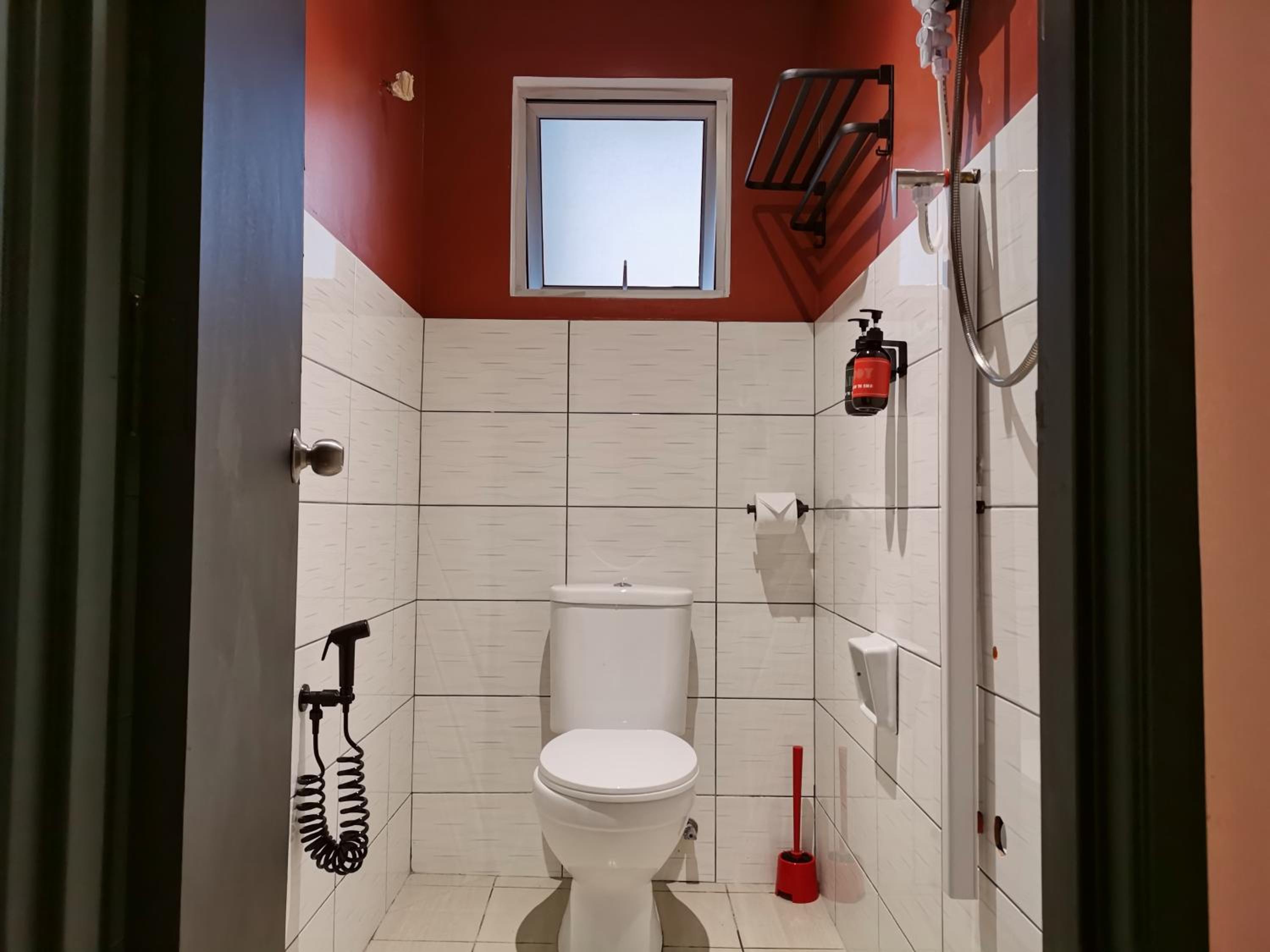 Deluxe Queen Room - Photo 11