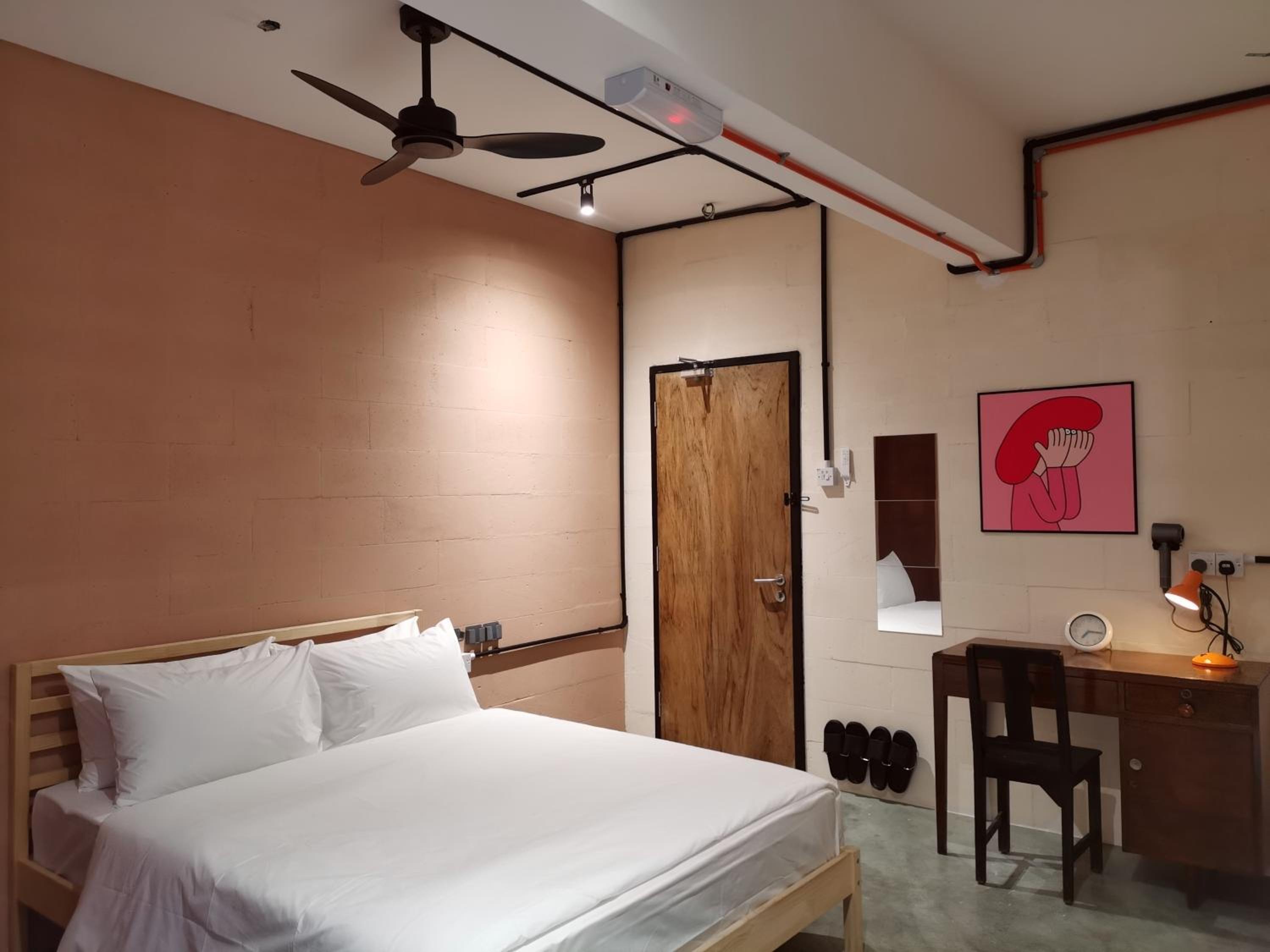 Double Room with Private Bathroom - Photo 14