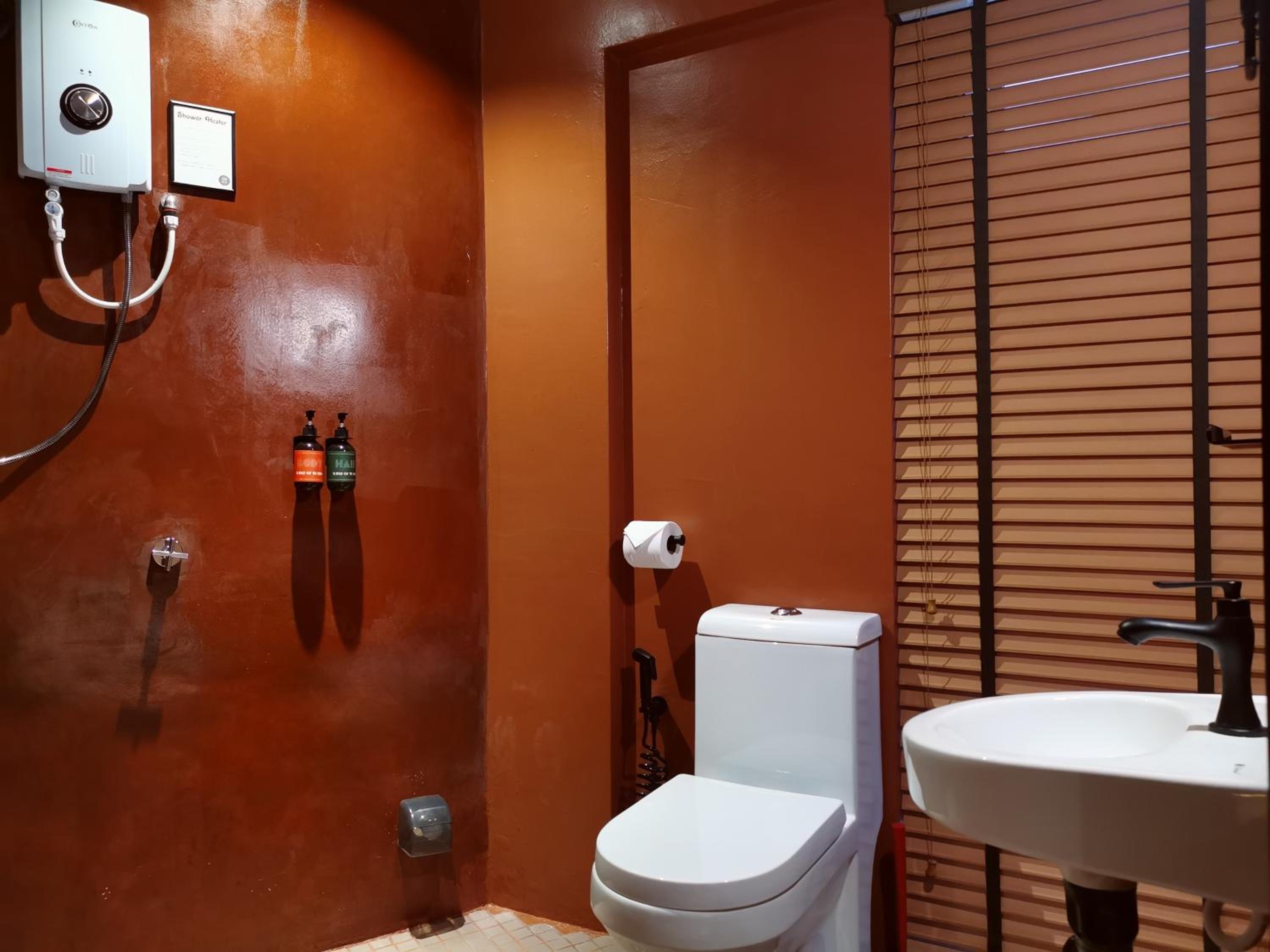 Double Room with Private Bathroom - Photo 17