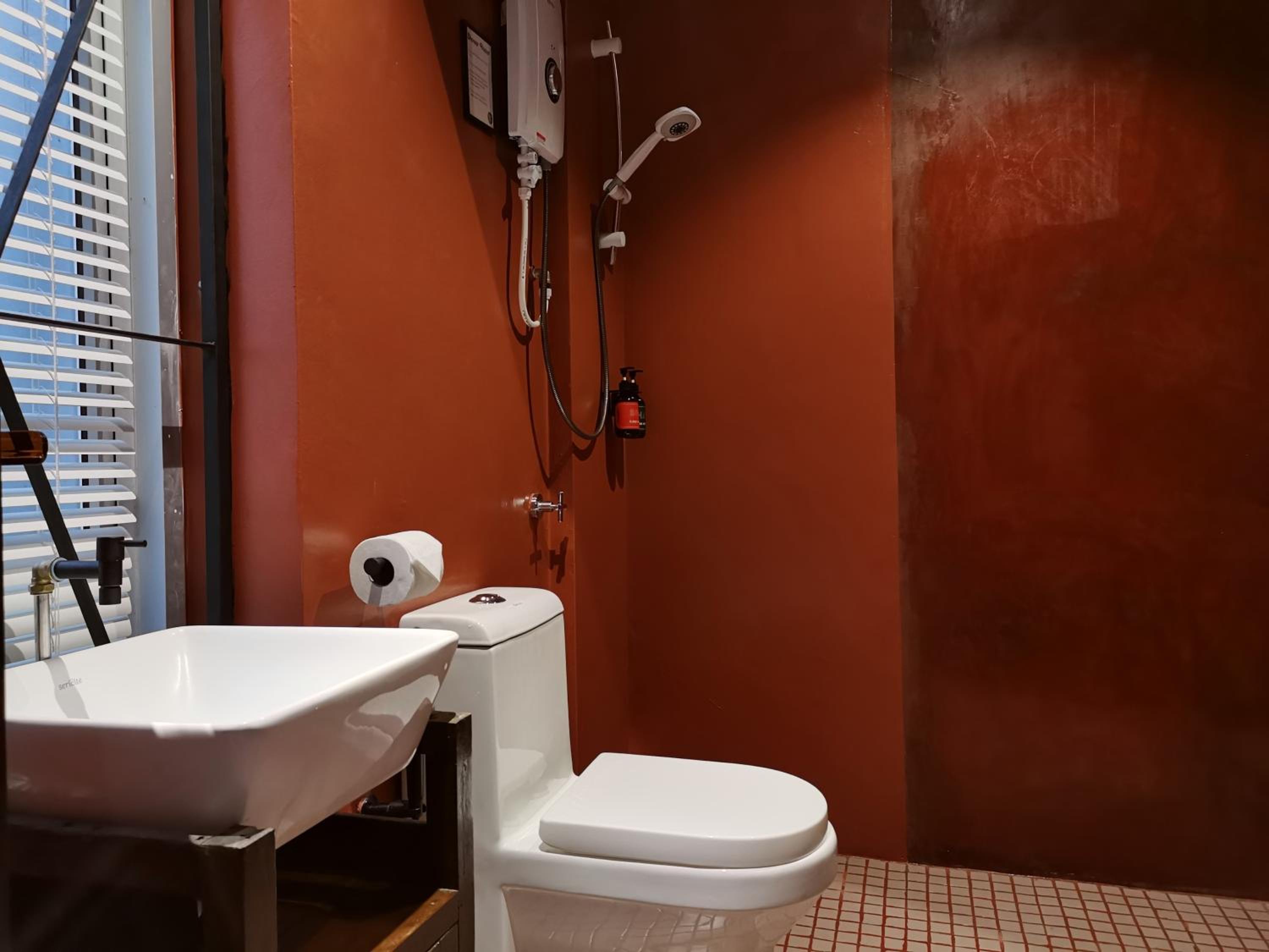 Double Room with Private Bathroom - Photo 9