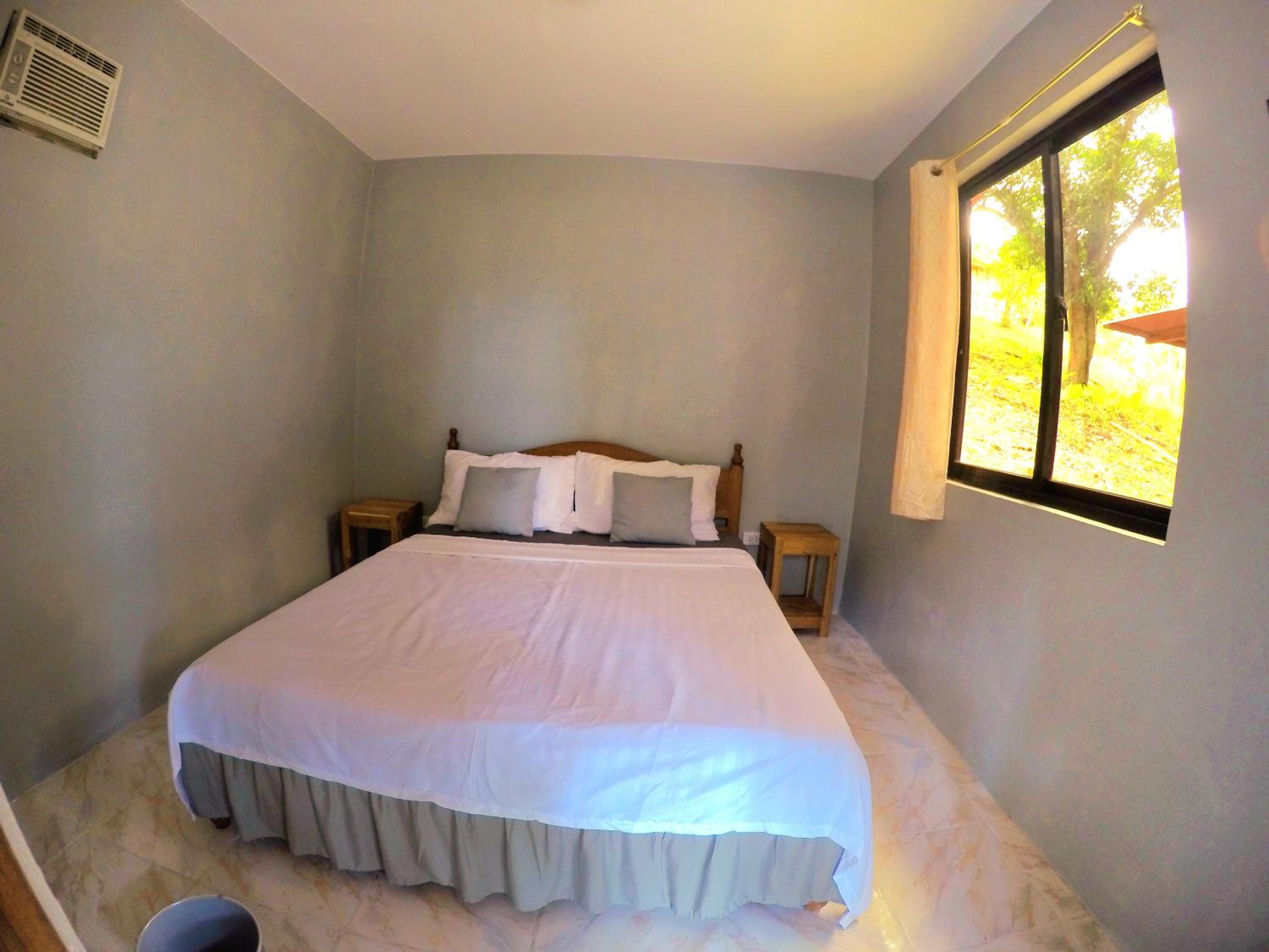 Deluxe Queen Room - Photo 13