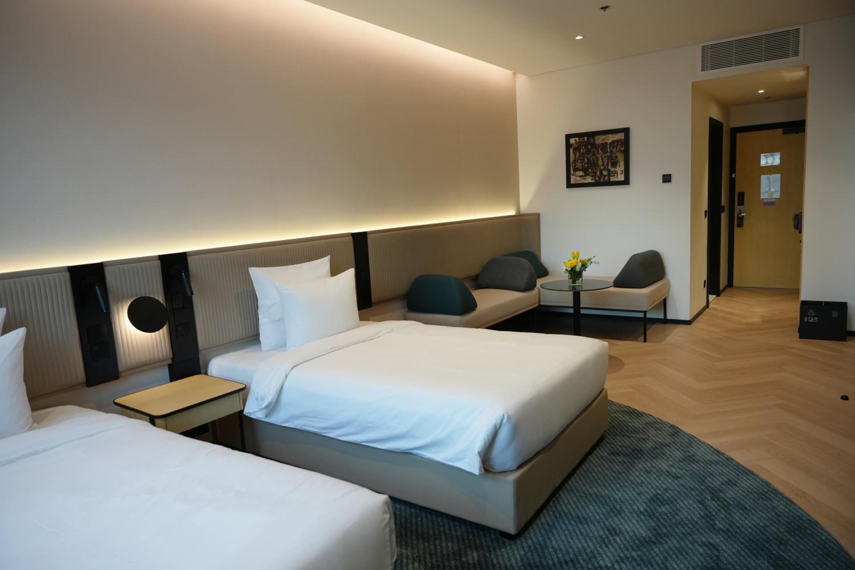 Twin Room thumbnail 6
