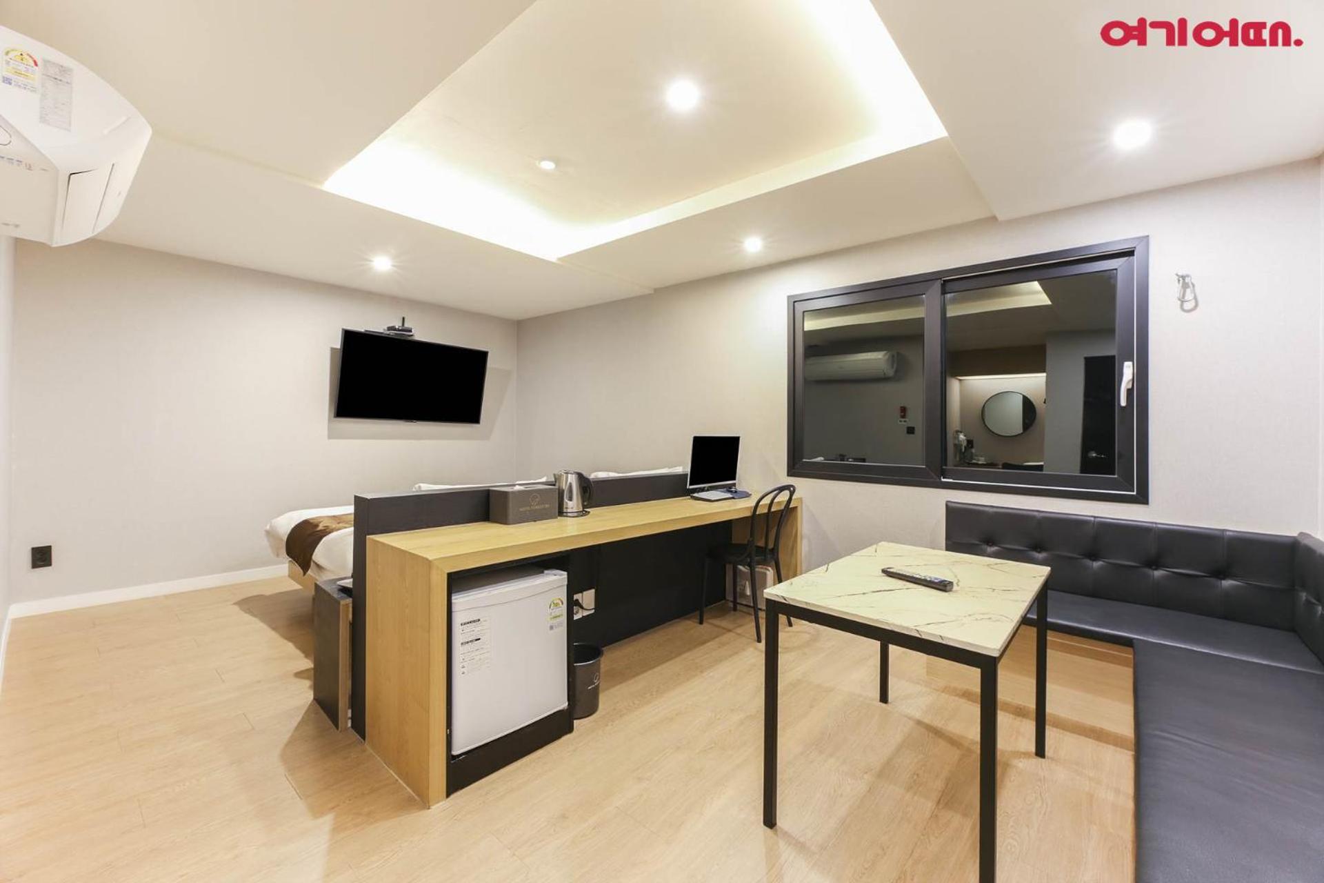 Deluxe King Room - Photo 1