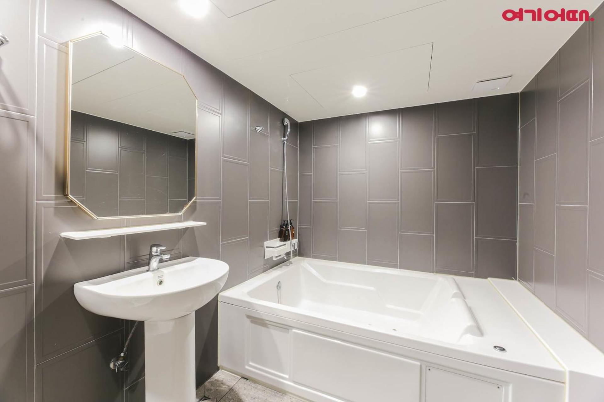 Deluxe King Room - Photo 4