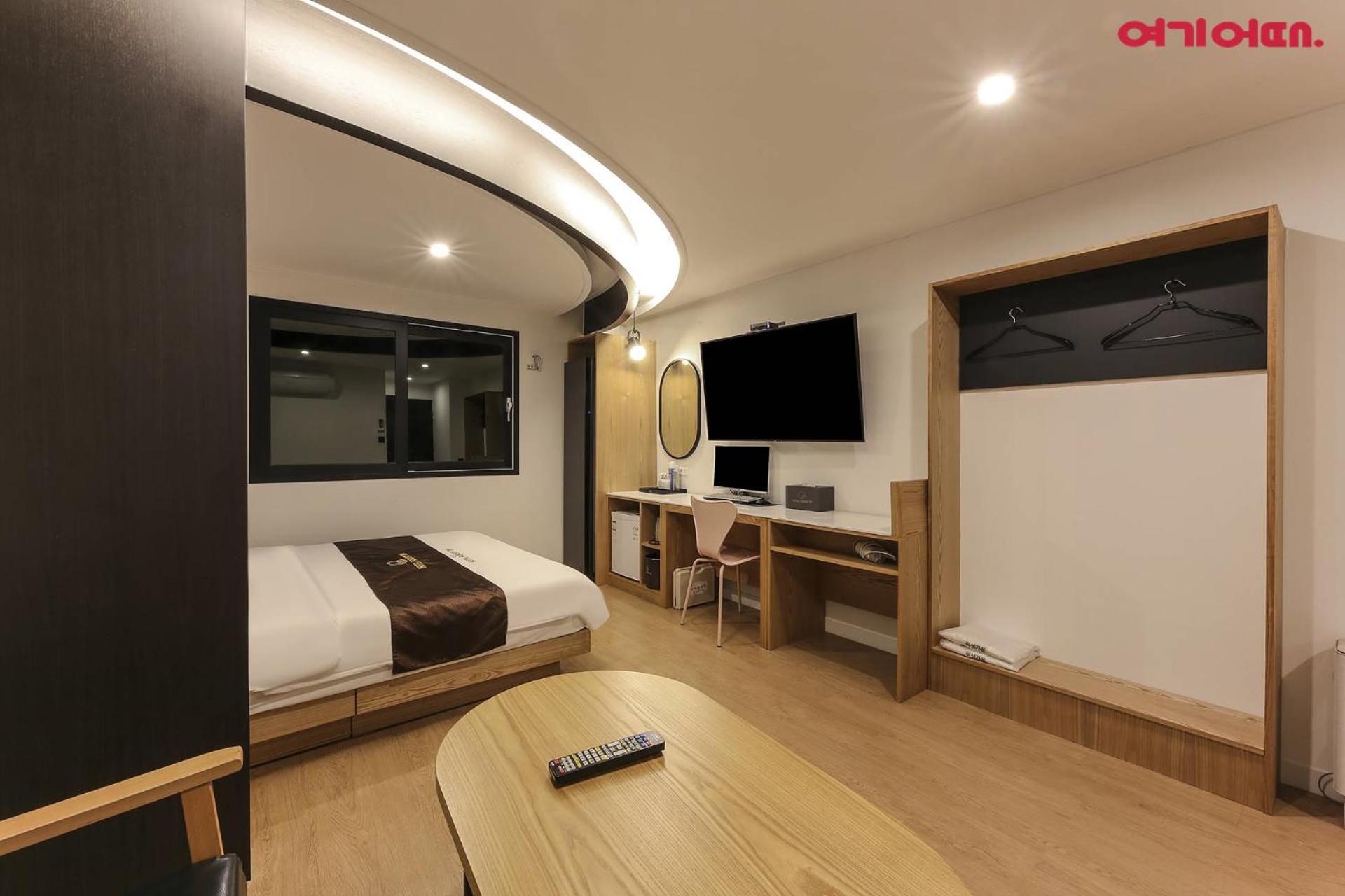 Deluxe King Room - Photo 7