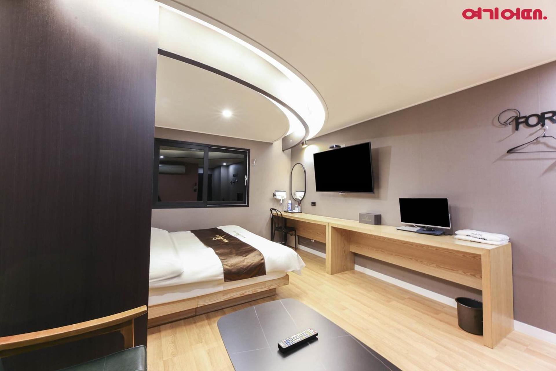 Deluxe King Room - Photo 8