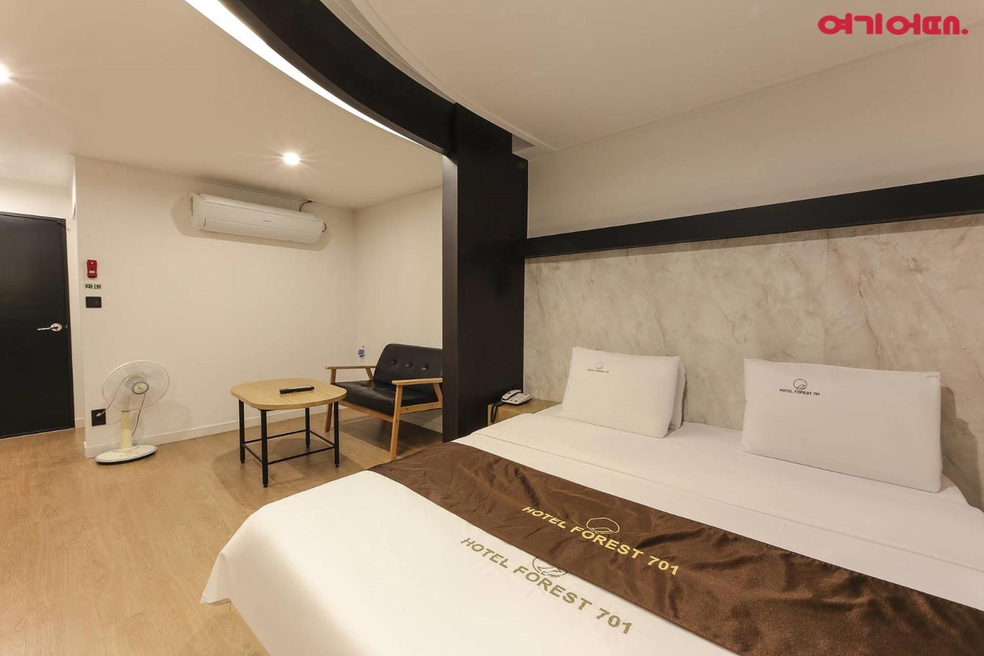 Deluxe King Room - Photo 9