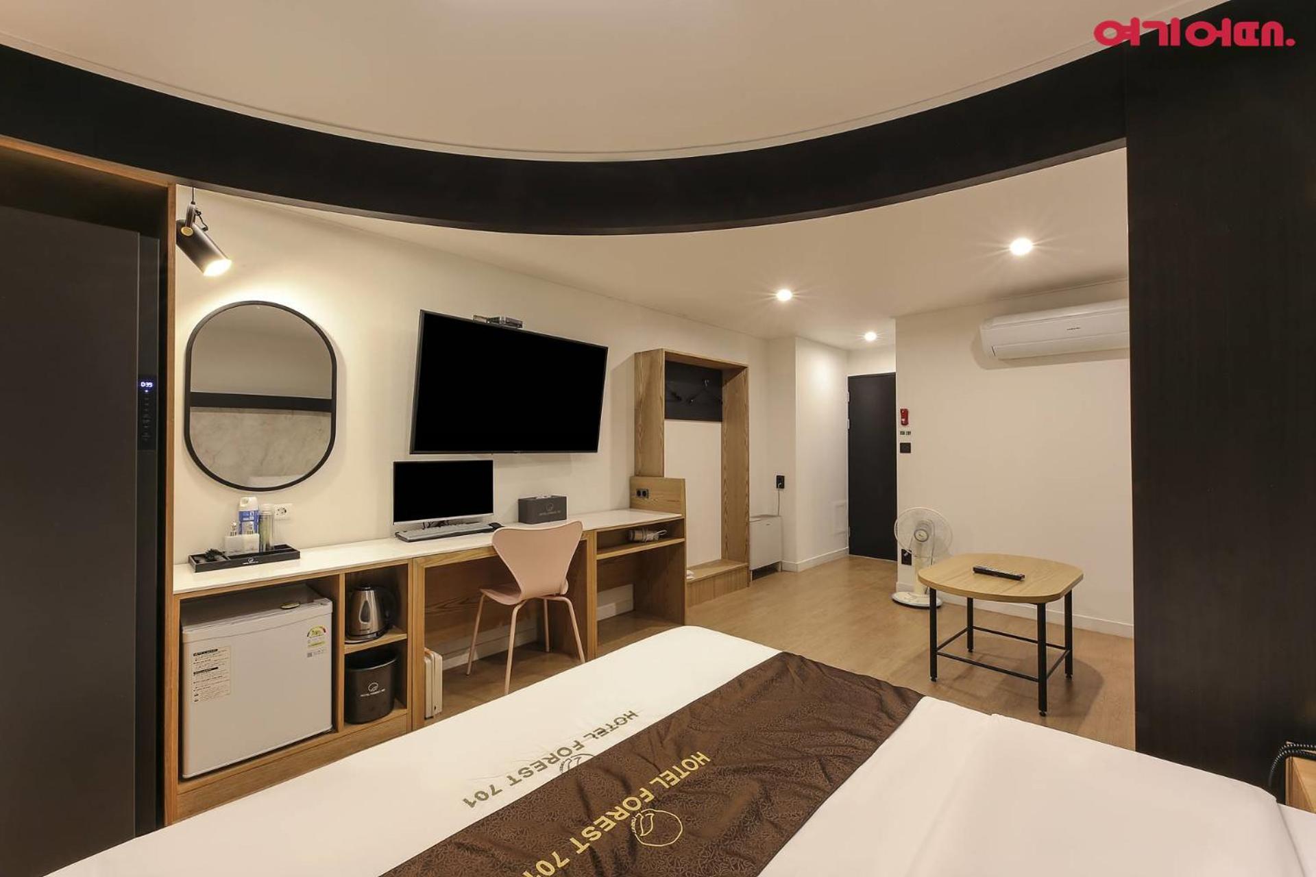 Deluxe King Room - Photo 10