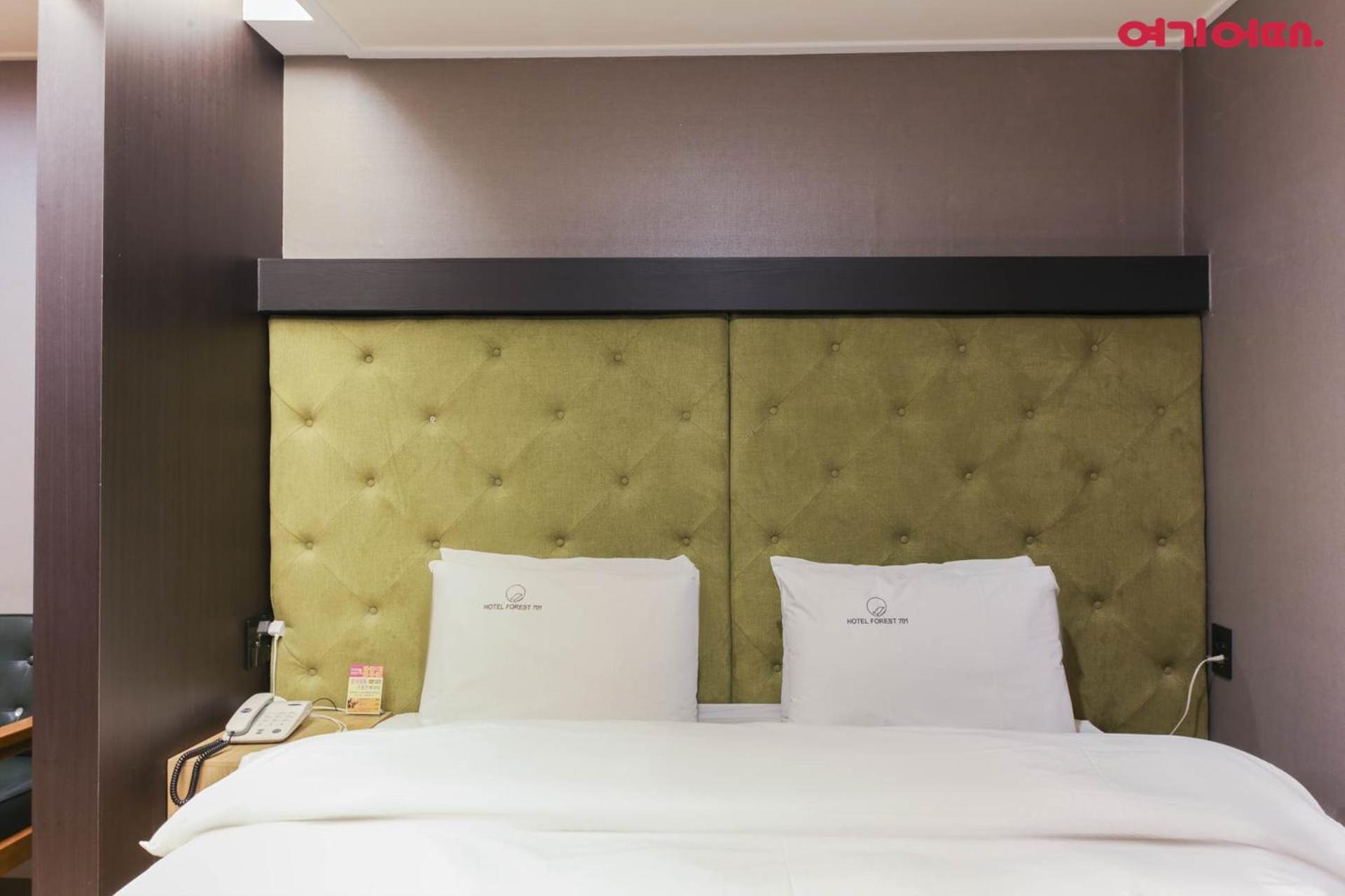 Deluxe King Room - Photo 11