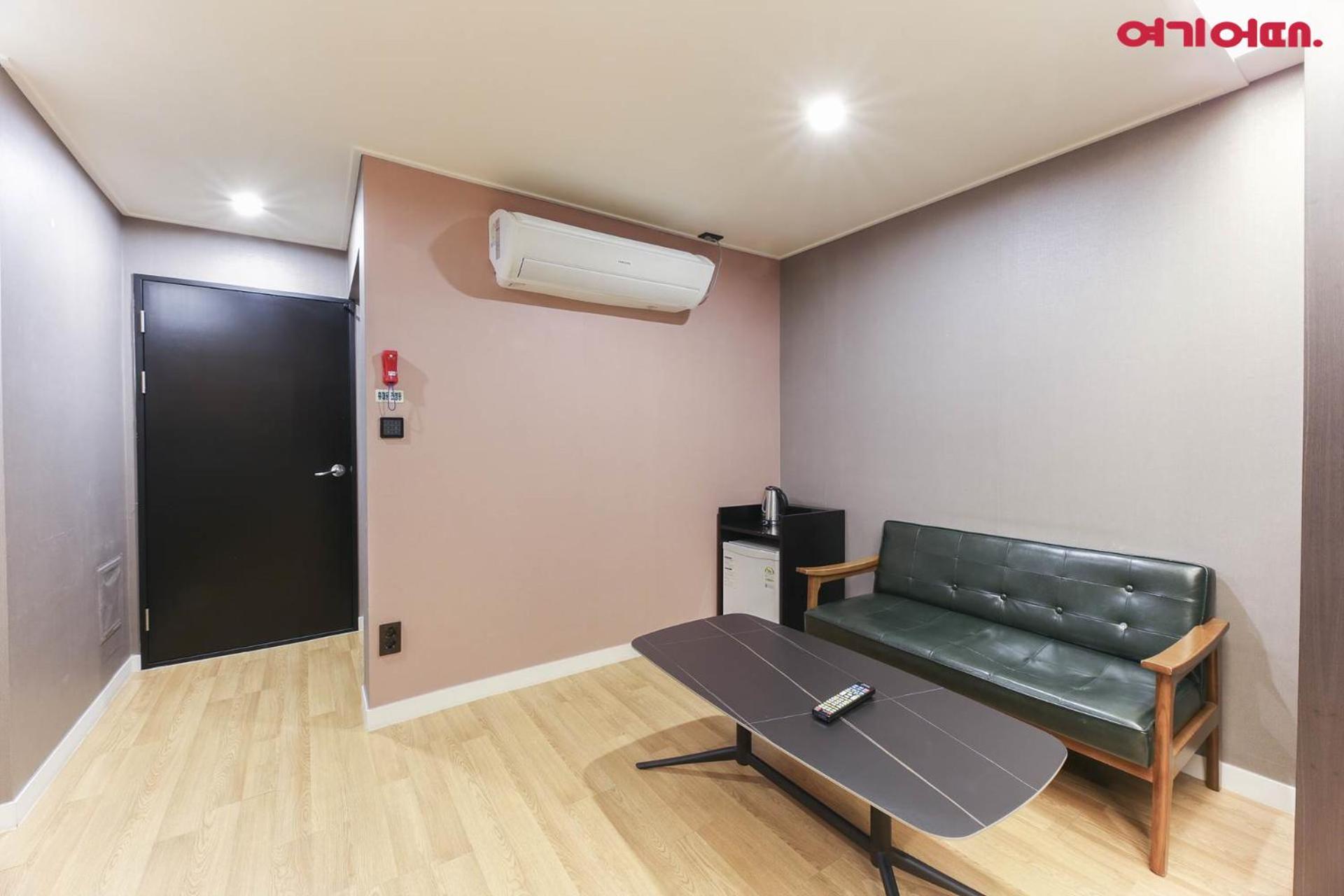 Deluxe King Room - Photo 13