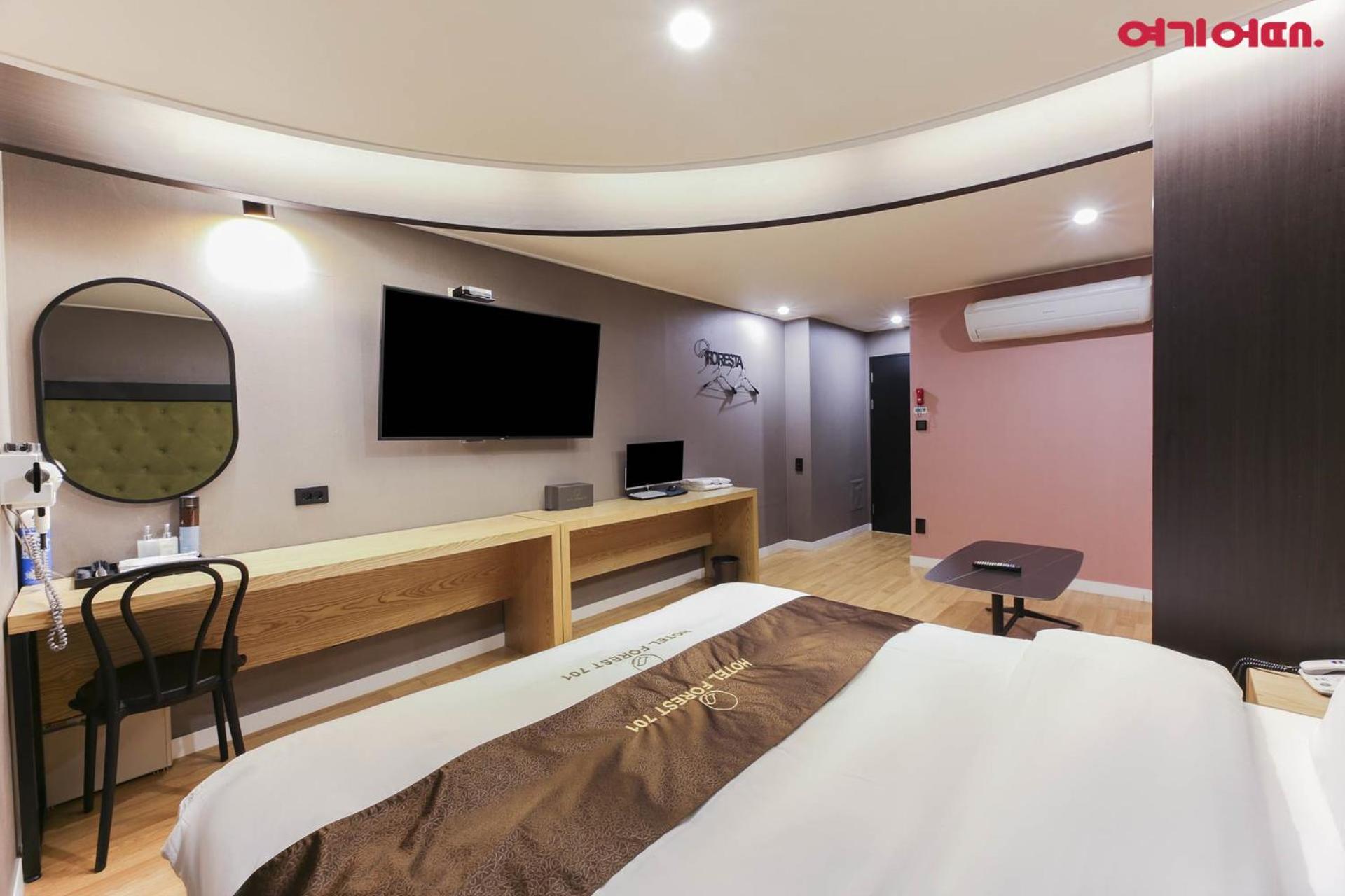 Deluxe King Room - Photo 14