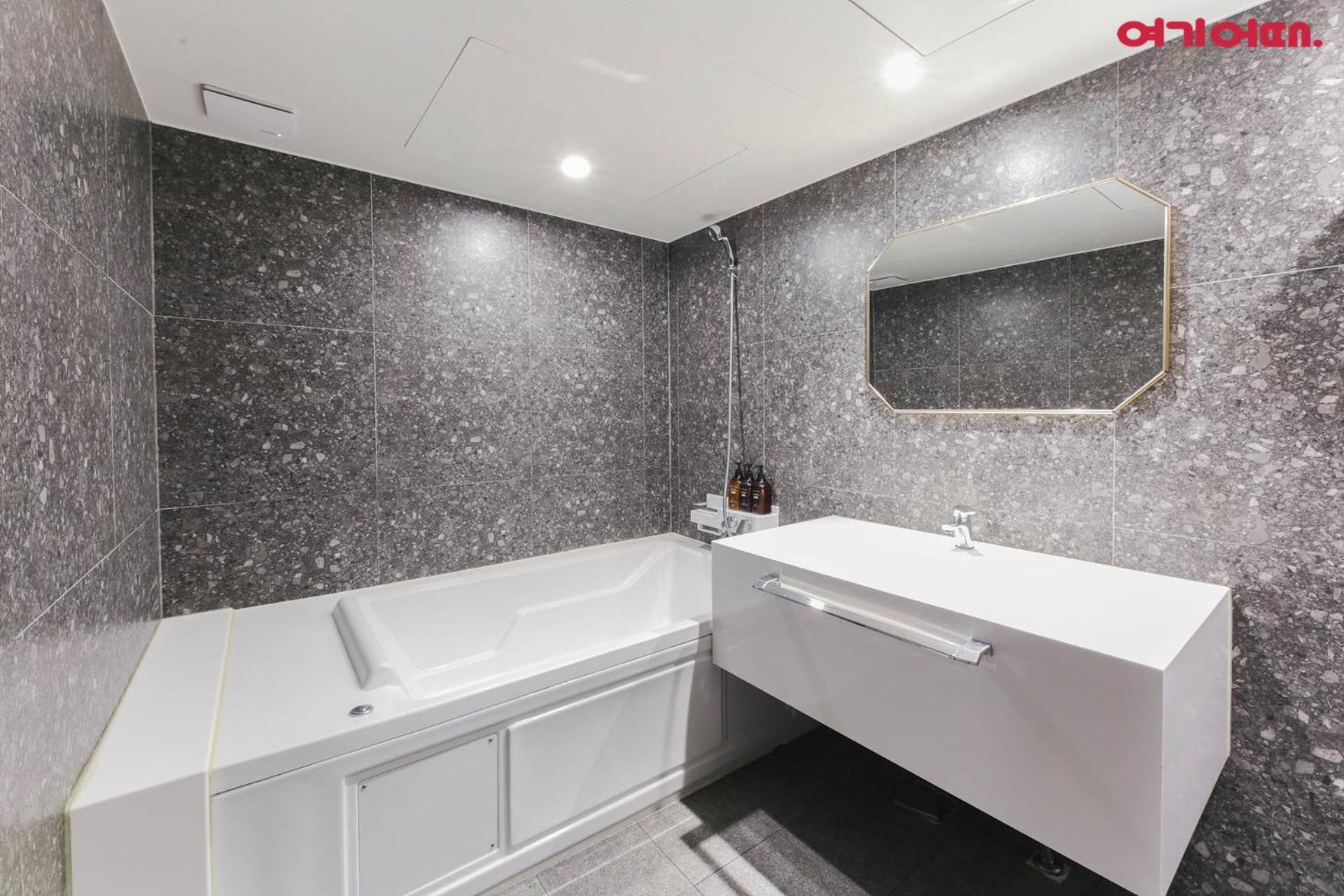 Deluxe King Room - Photo 15
