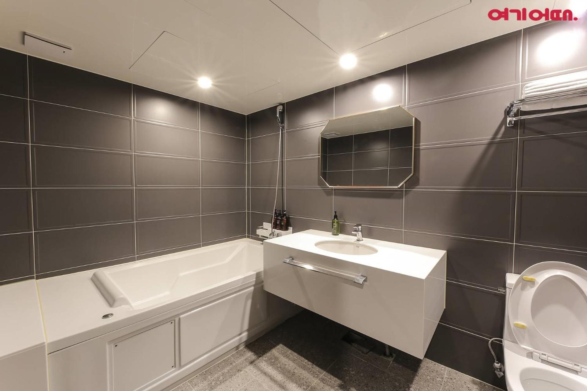 Deluxe King Room - Photo 16