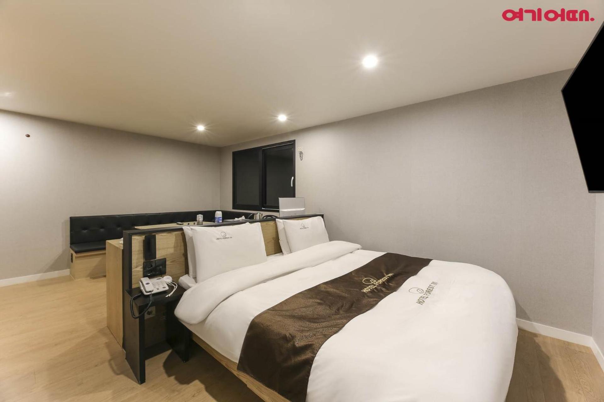 Deluxe Double Room with Bath - Photo 2
