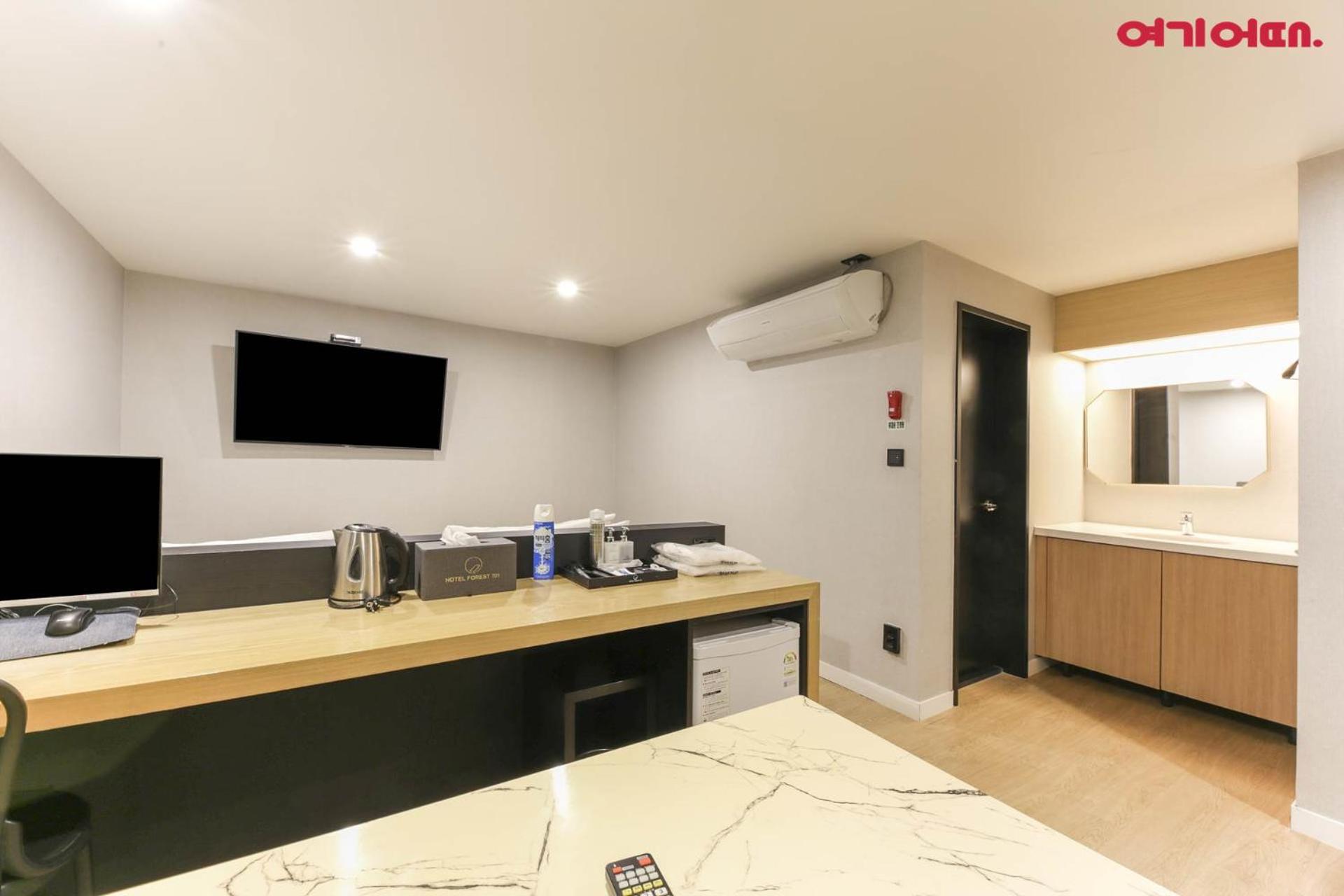 Deluxe Double Room with Bath - Photo 3