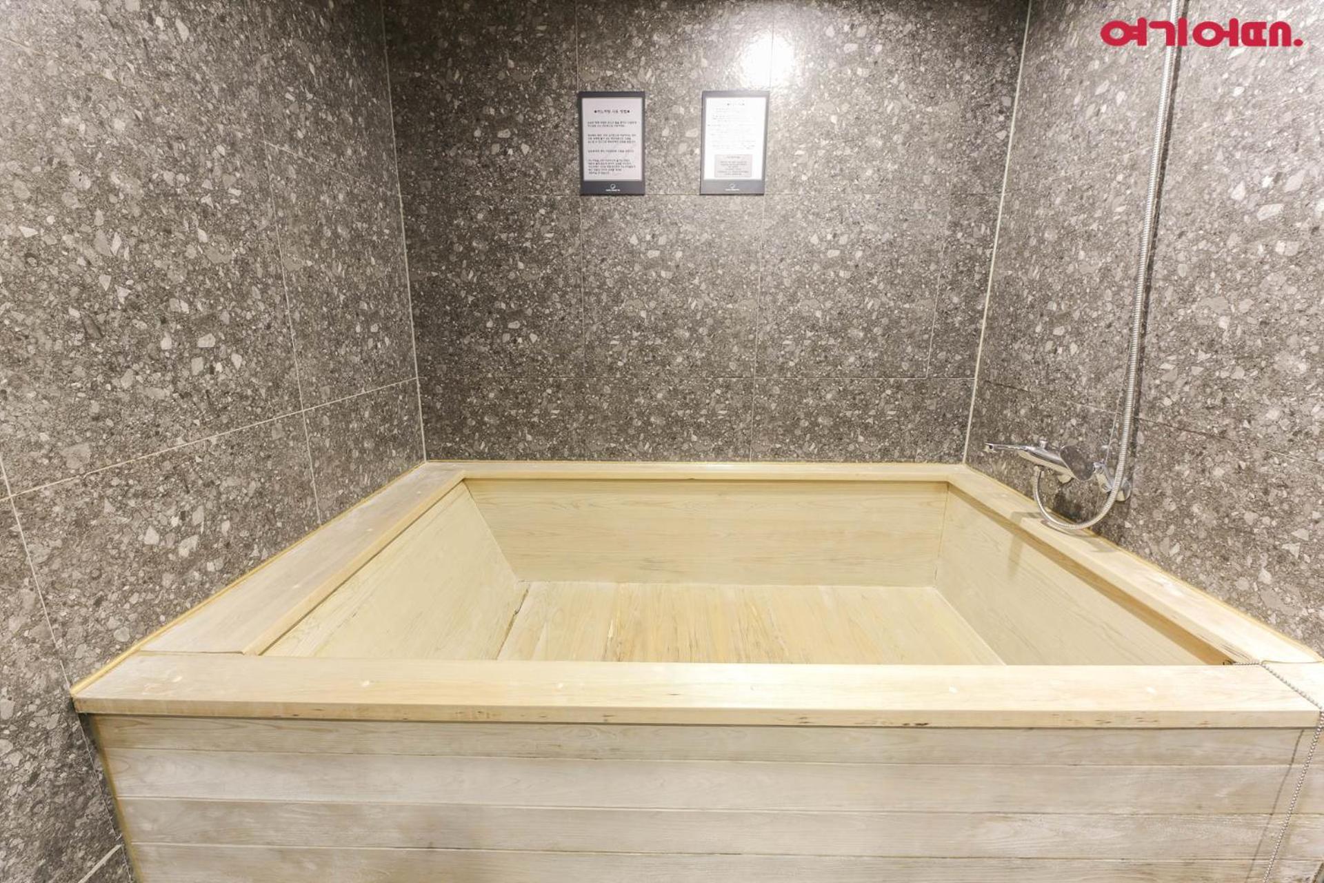 Deluxe Double Room with Bath - Photo 6