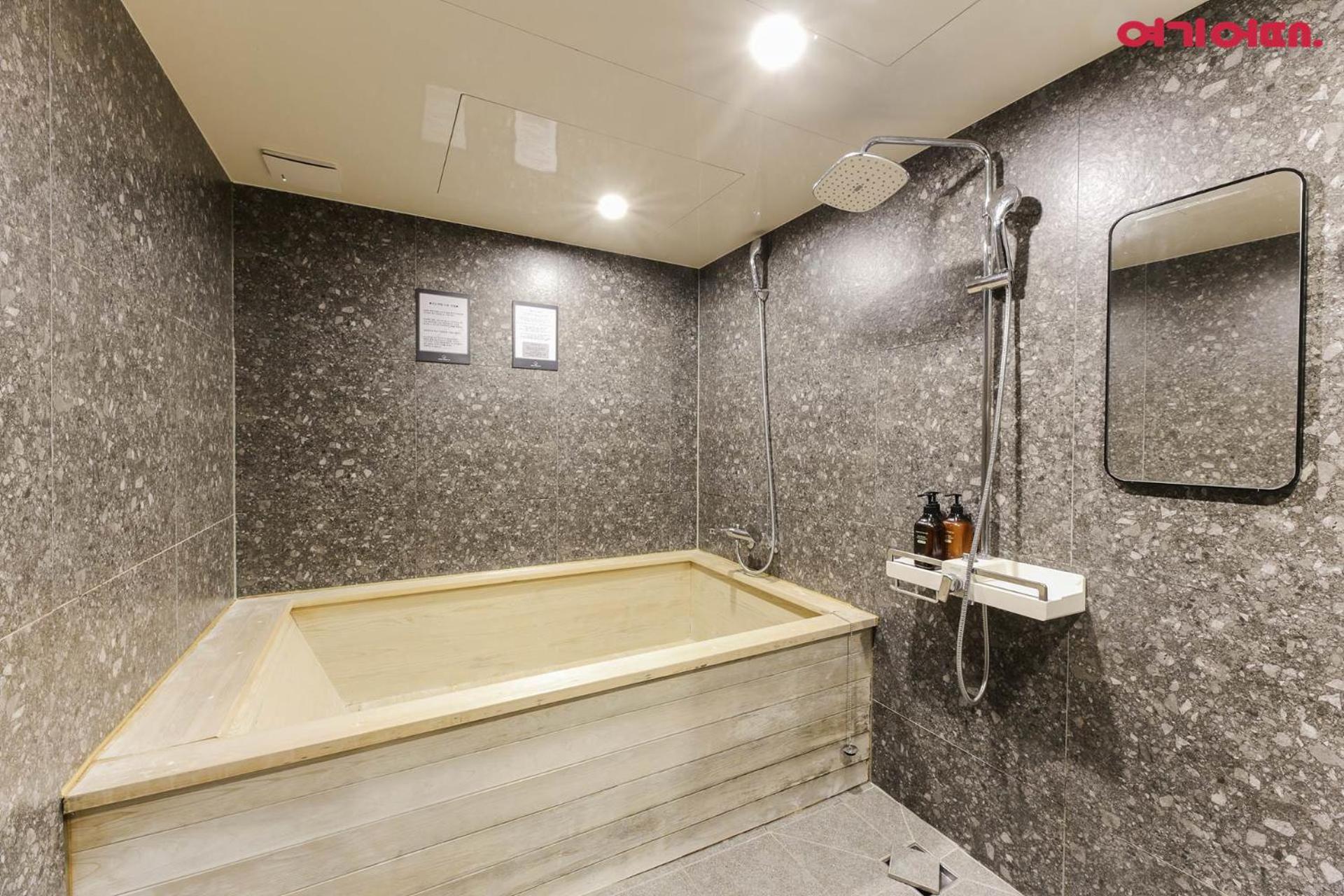 Deluxe Double Room with Bath - Photo 7