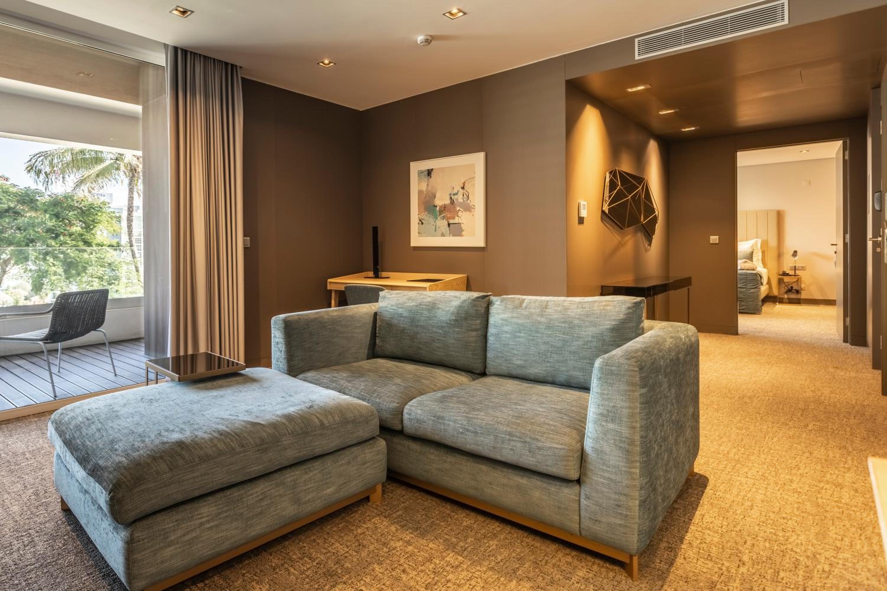 Suite with Pool View - Photo 2
