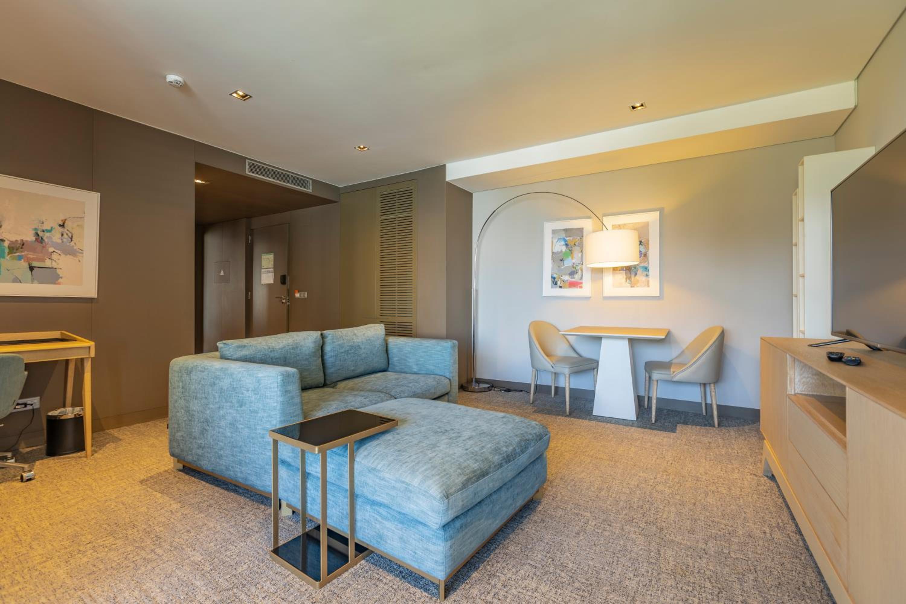 Suite with Pool View - Photo 3
