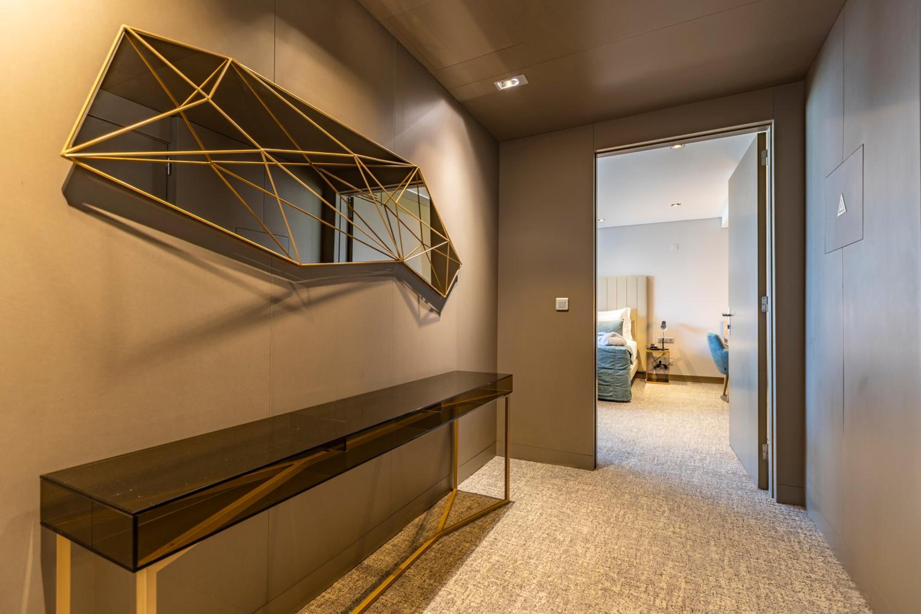 Suite with Pool View - Photo 4
